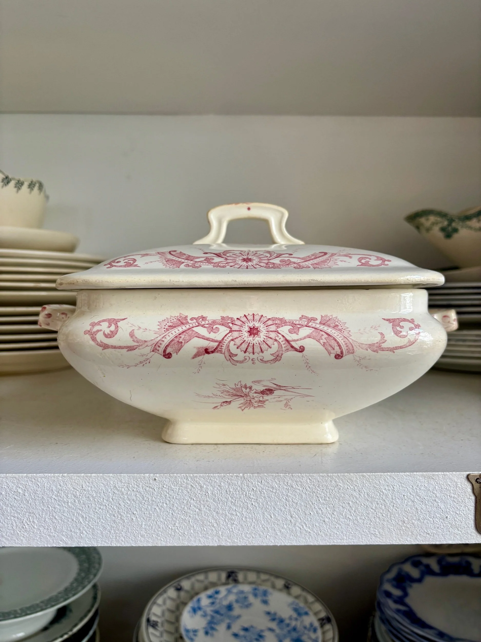 Soupiere-legumier-creil-montereau-centauree-terre-de-fer-blanc-rose-vaisselle-vintage-axs-design-paris-france