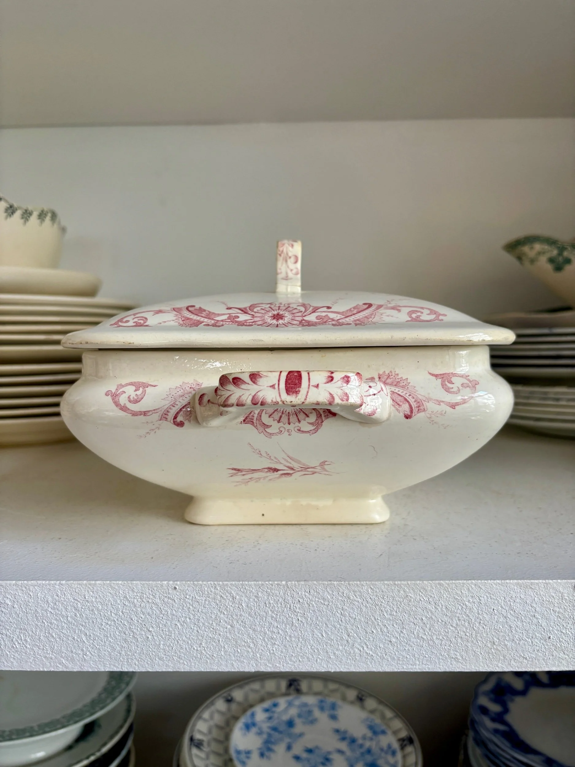 Soupiere-legumier-creil-montereau-centauree-terre-de-fer-blanc-rose-vaisselle-vintage-axs-design-paris-france