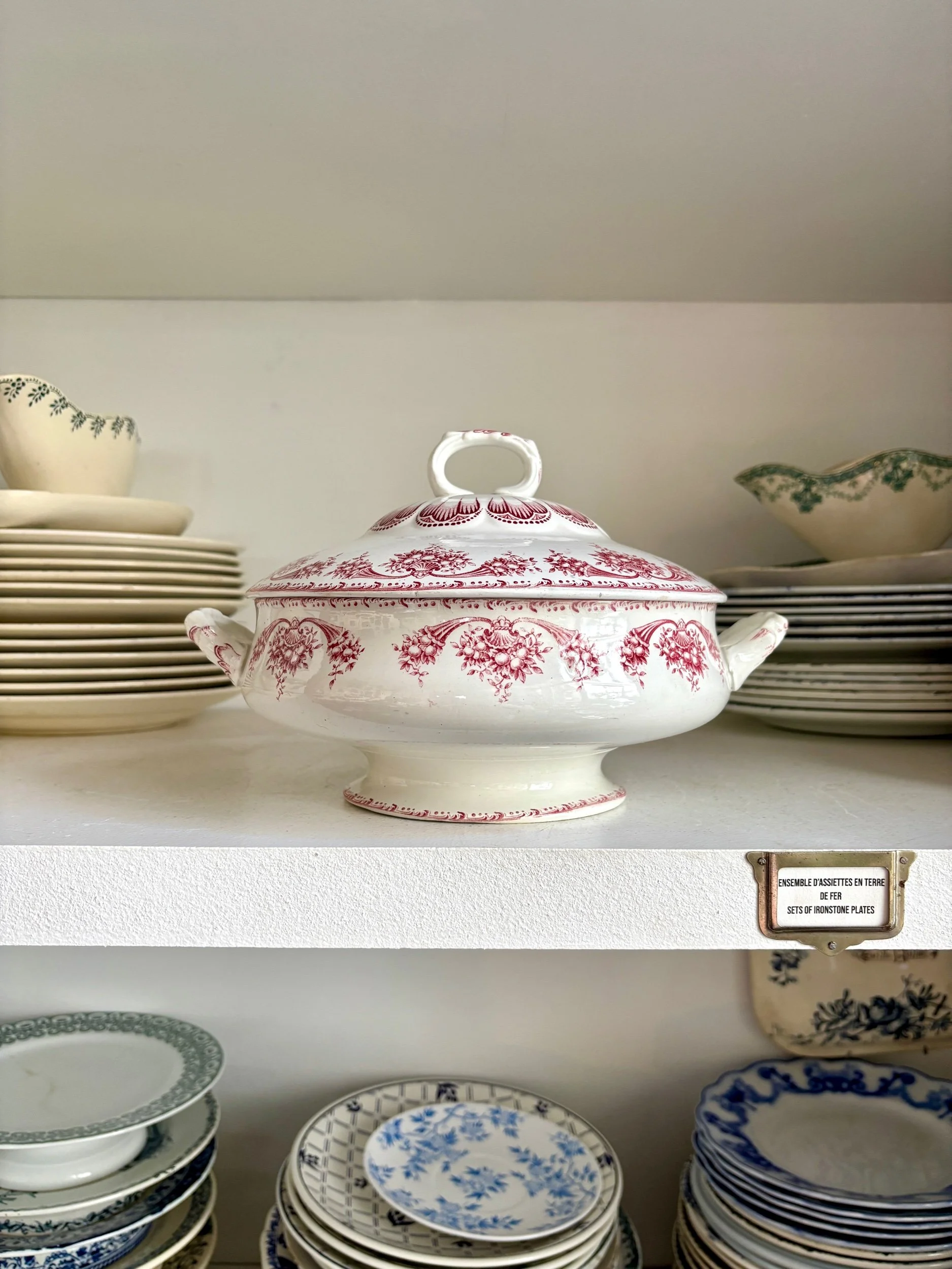 soupiere-bfk-boch-freres-keramis-fruits-terre-de-fer-blanc-rose-vaisselle-vintage-axs-design-paris-france