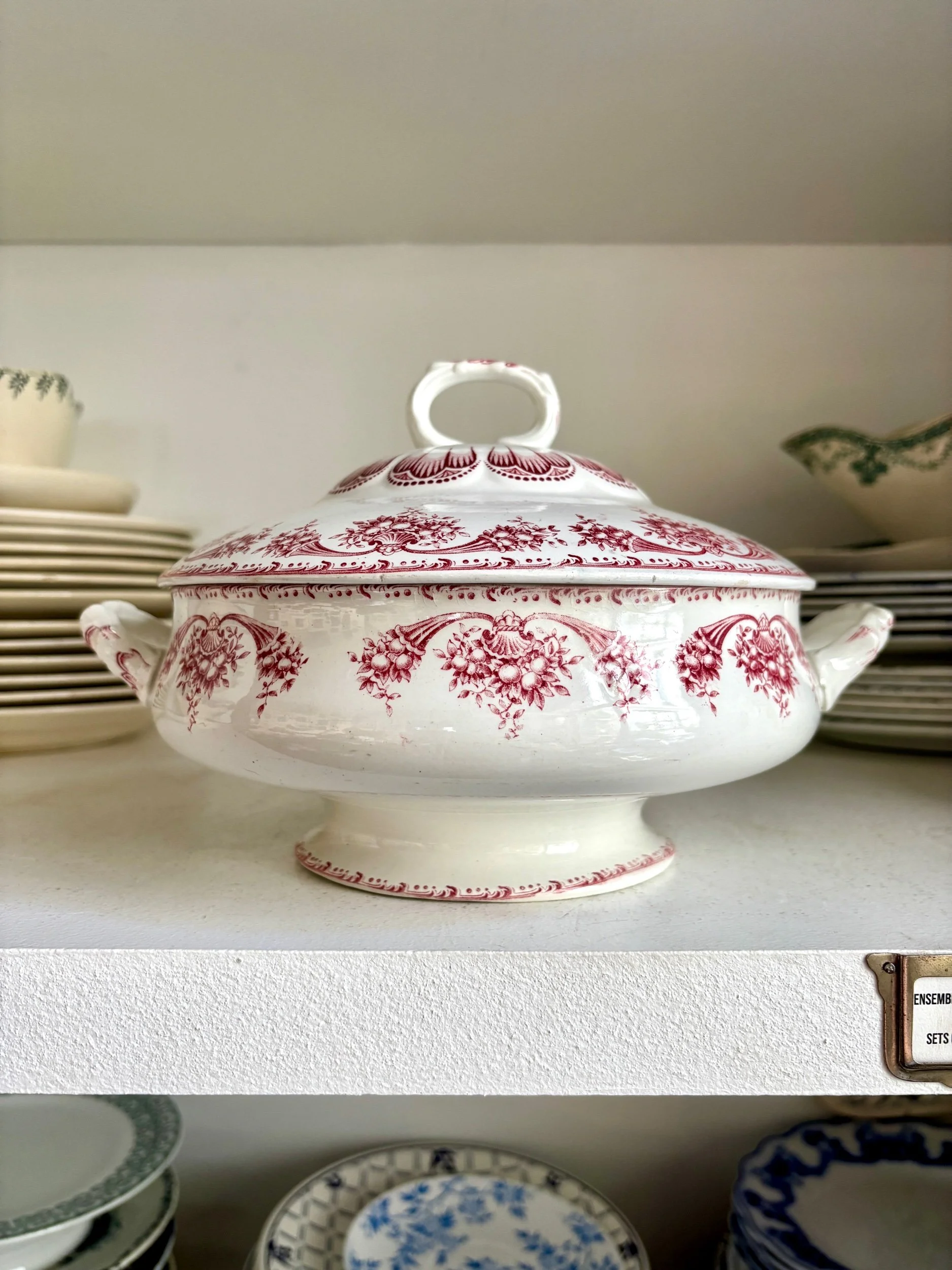 soupiere-bfk-boch-freres-keramis-fruits-terre-de-fer-blanc-rose-vaisselle-vintage-axs-design-paris-france