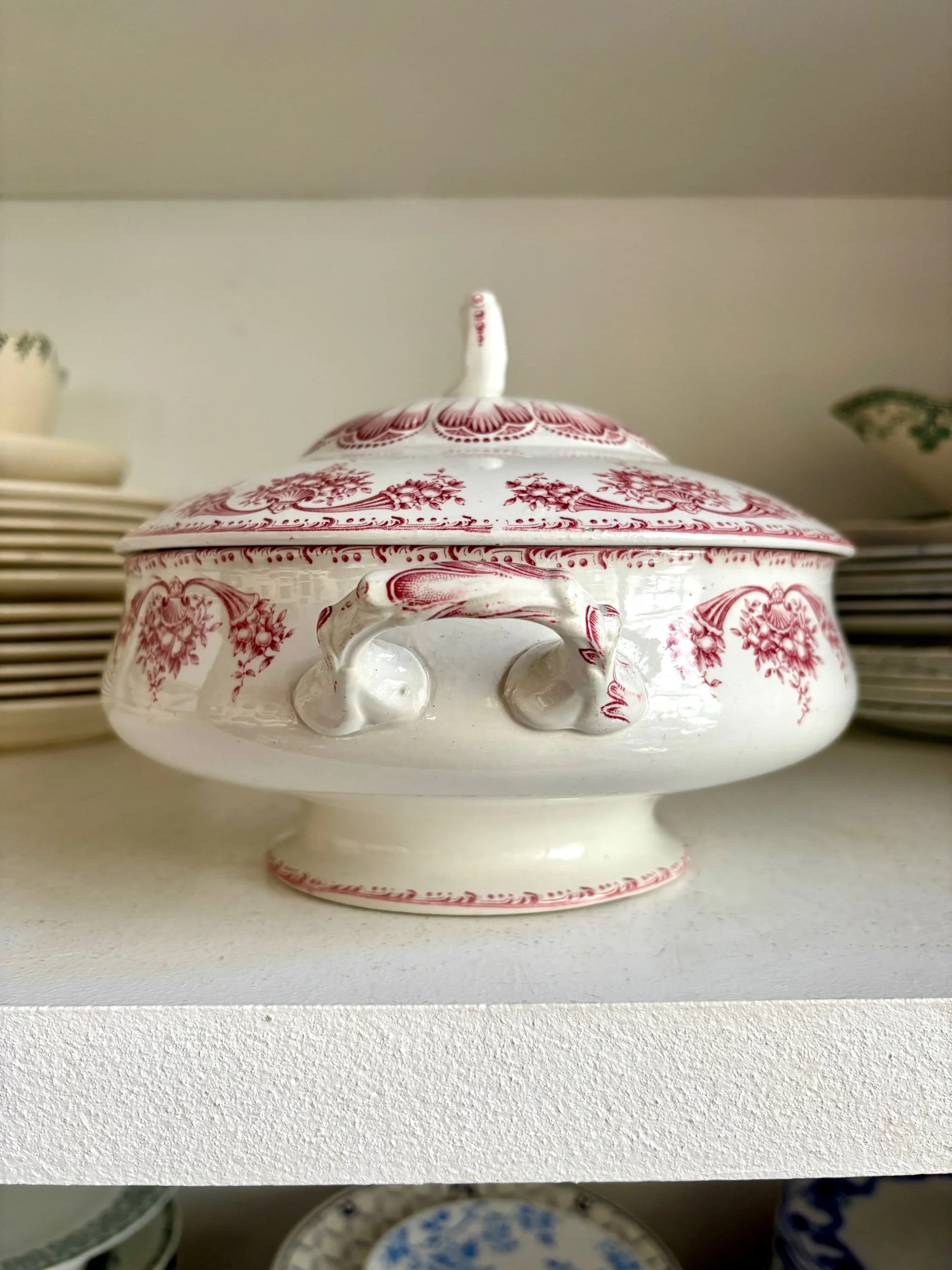 soupiere-bfk-boch-freres-keramis-fruits-terre-de-fer-blanc-rose-vaisselle-vintage-axs-design-paris-france