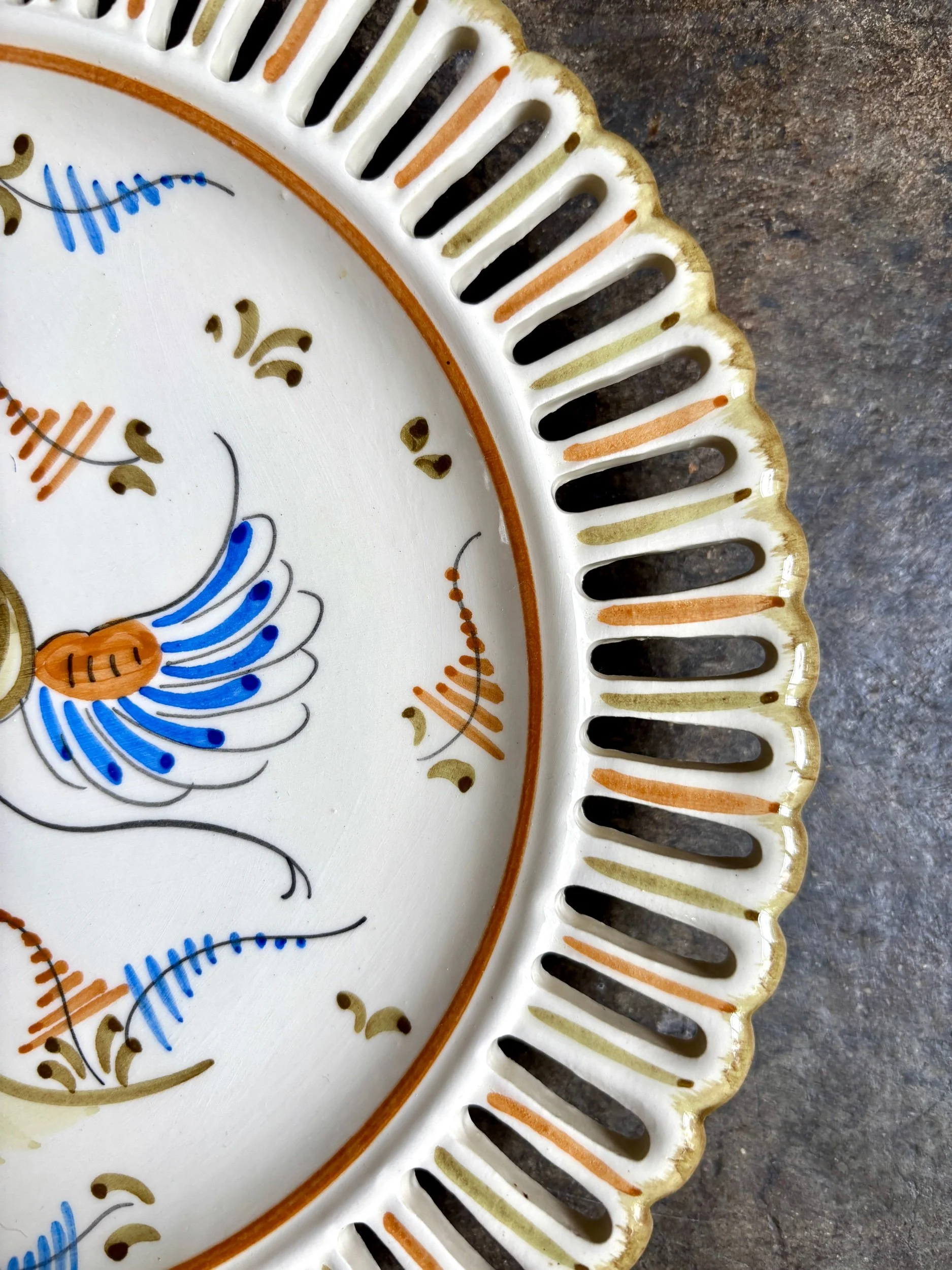 assiette-ajouree-moustiers-faience-blanc-vert-ocre-bleu-vaisselle-vintage-axs-design-paris-france