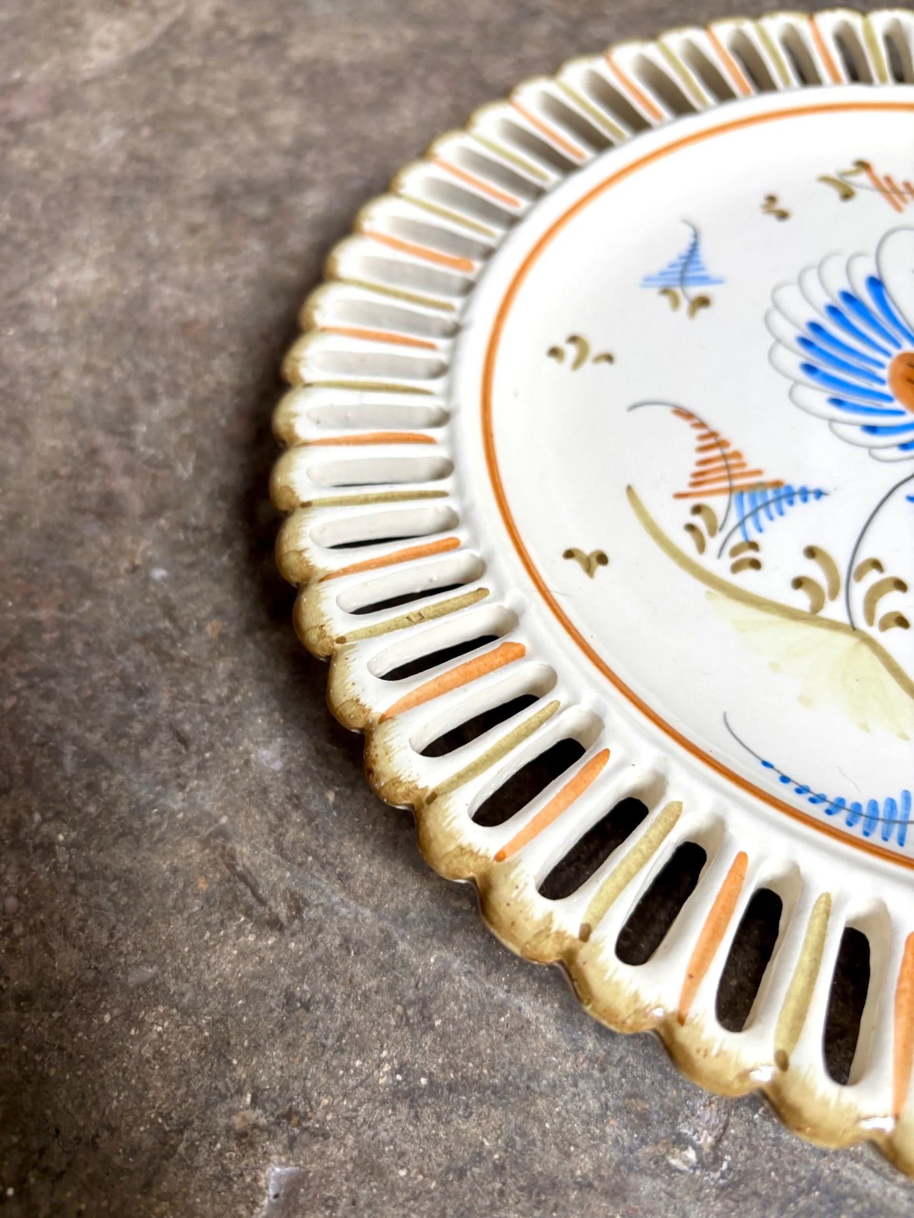 assiette-ajouree-moustiers-faience-blanc-vert-ocre-bleu-vaisselle-vintage-axs-design-paris-france