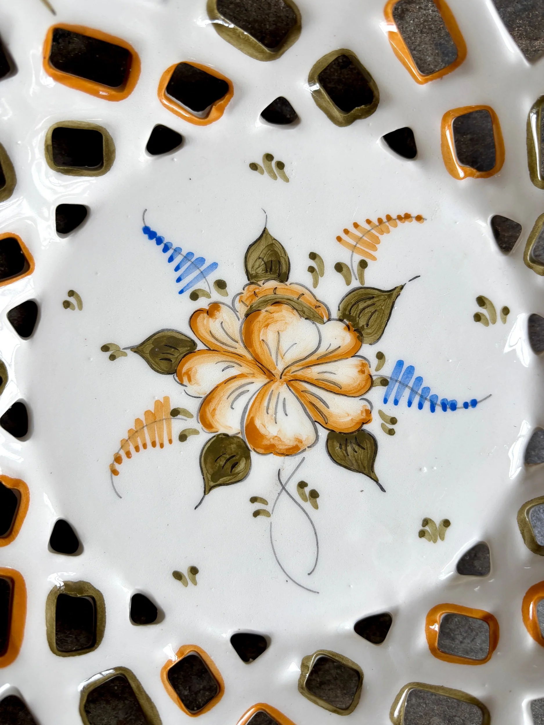 coupe-ajouree-moustiers-faience-blanc-vert-ocre-bleu-vaisselle-vintage-axs-design-paris-france