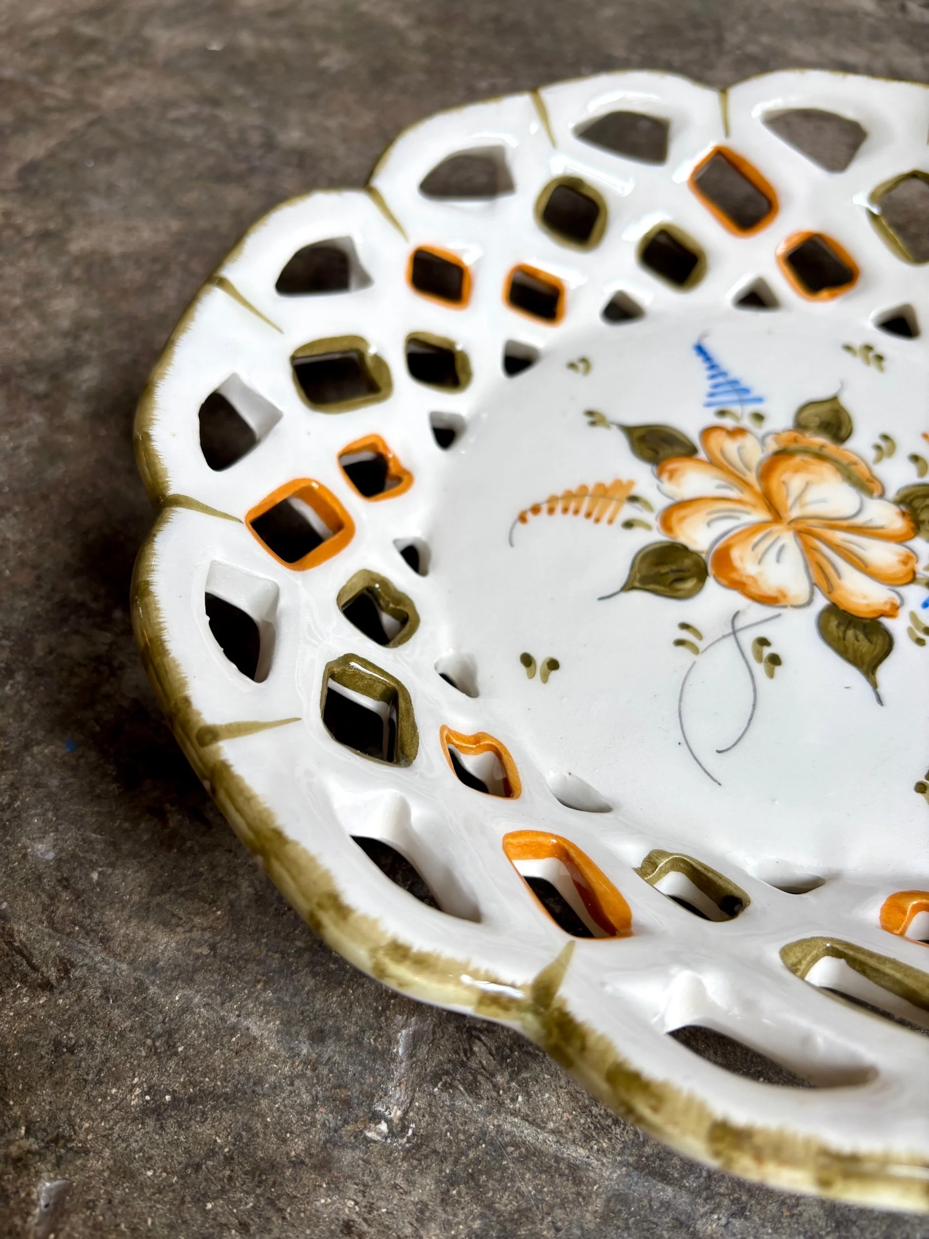 coupe-ajouree-moustiers-faience-blanc-vert-ocre-bleu-vaisselle-vintage-axs-design-paris-france