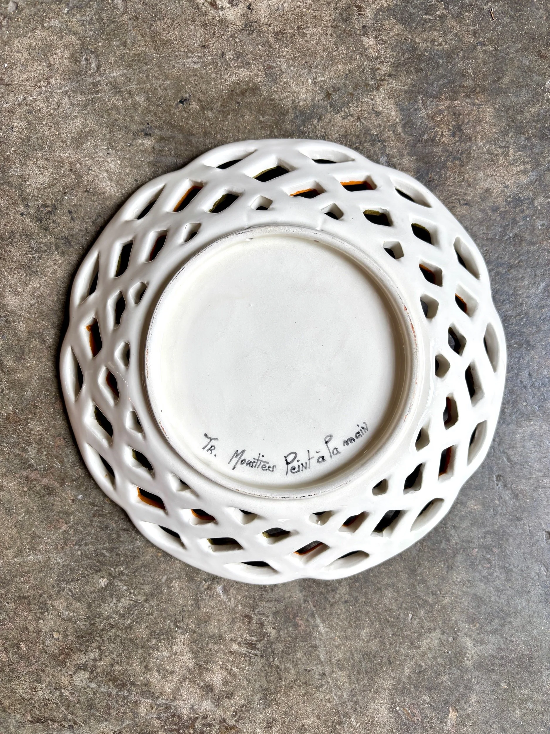 coupe-ajouree-moustiers-faience-blanc-vert-ocre-bleu-vaisselle-vintage-axs-design-paris-france