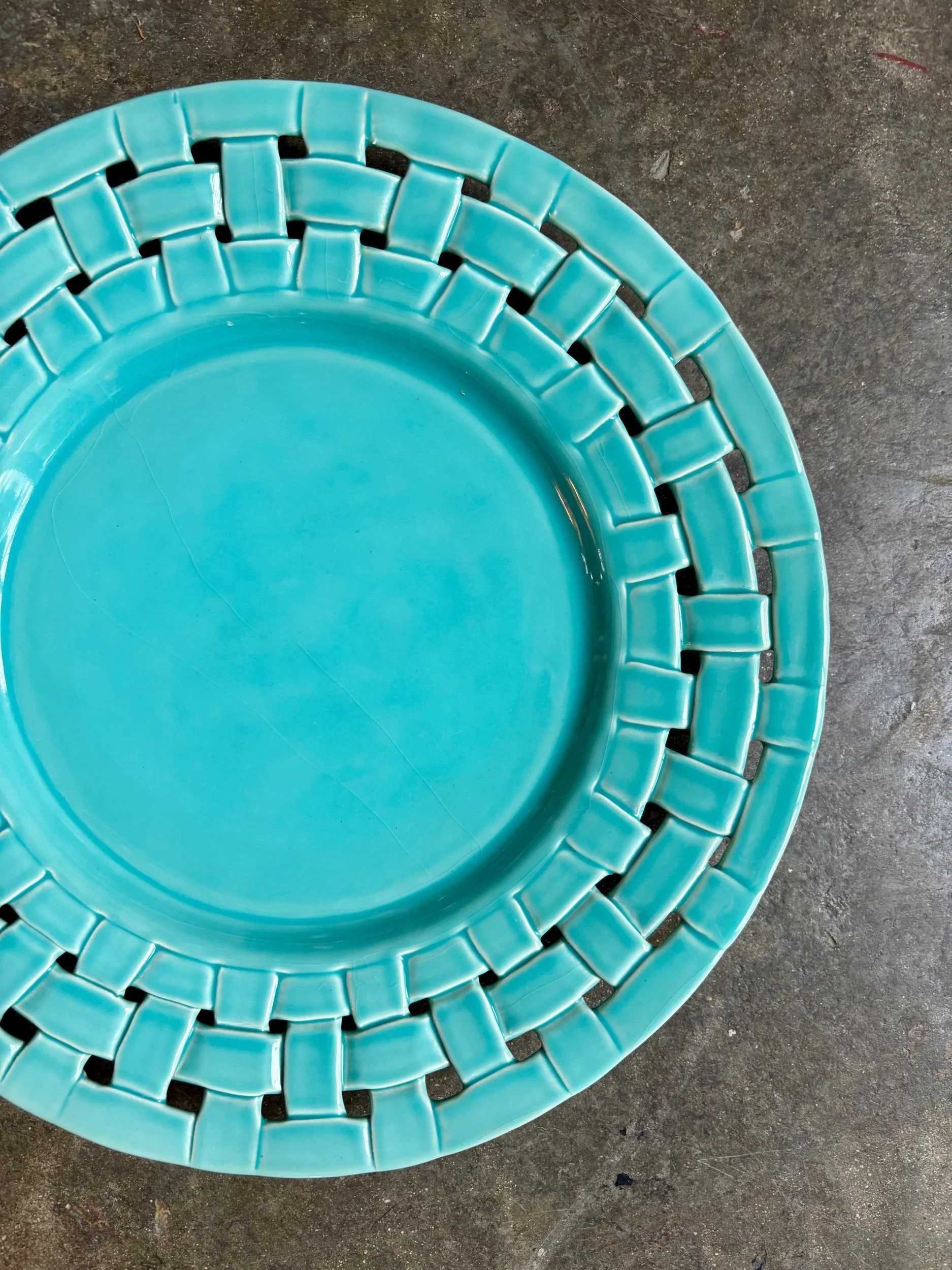 assiette-presentation-plat-antheor-mac-b-ceramique-tressee-turquoise-vaisselle-vintage-axs-design-paris-france