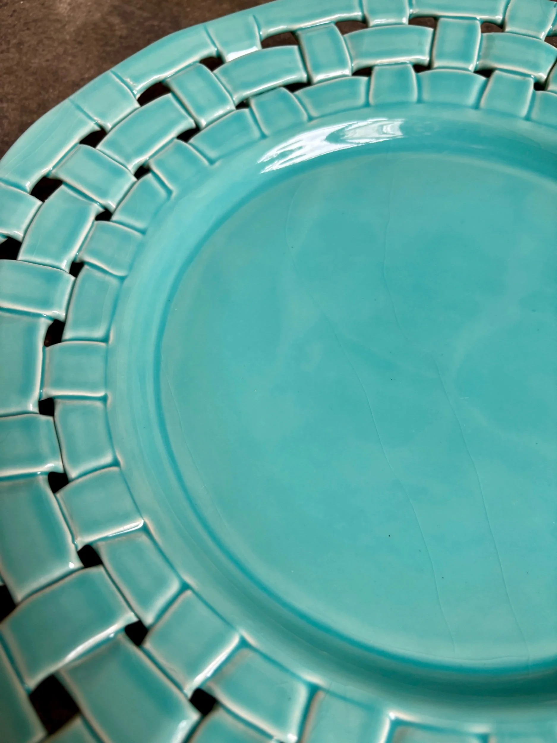 assiette-presentation-plat-antheor-mac-b-ceramique-tressee-turquoise-vaisselle-vintage-axs-design-paris-france