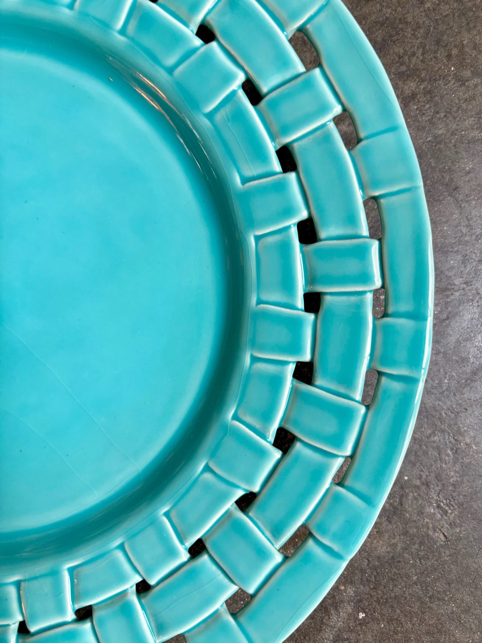 assiette-presentation-plat-antheor-mac-b-ceramique-tressee-turquoise-vaisselle-vintage-axs-design-paris-france