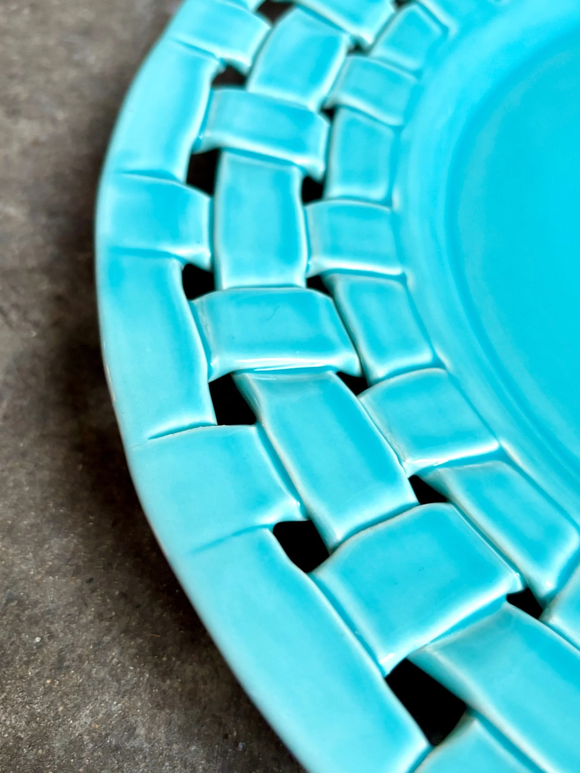 assiette-presentation-plat-antheor-mac-b-ceramique-tressee-turquoise-vaisselle-vintage-axs-design-paris-france