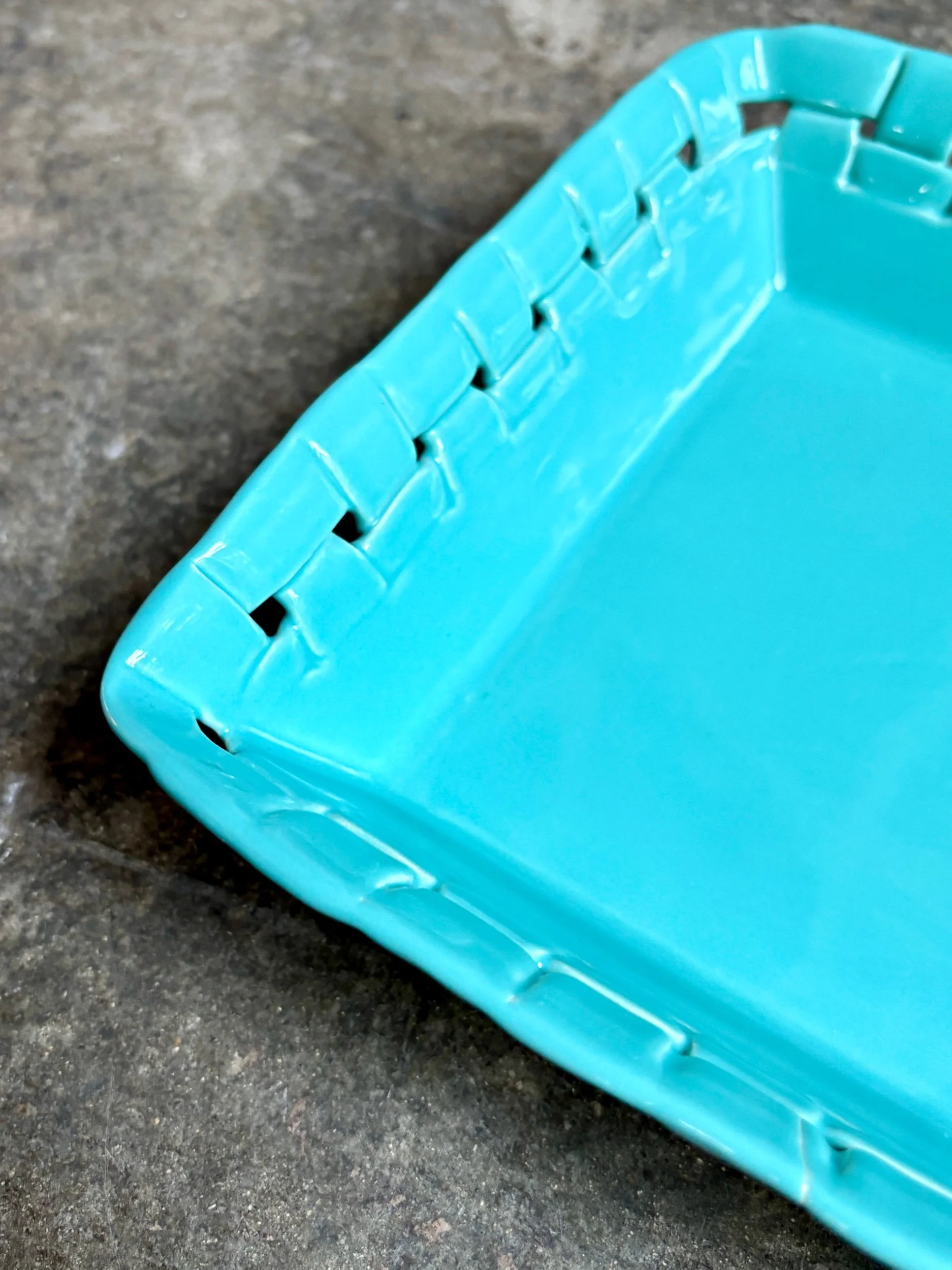 plat-coupe-antheor-mac-b-ceramique-tressee-turquoise-vaisselle-vintage-axs-design-paris-france