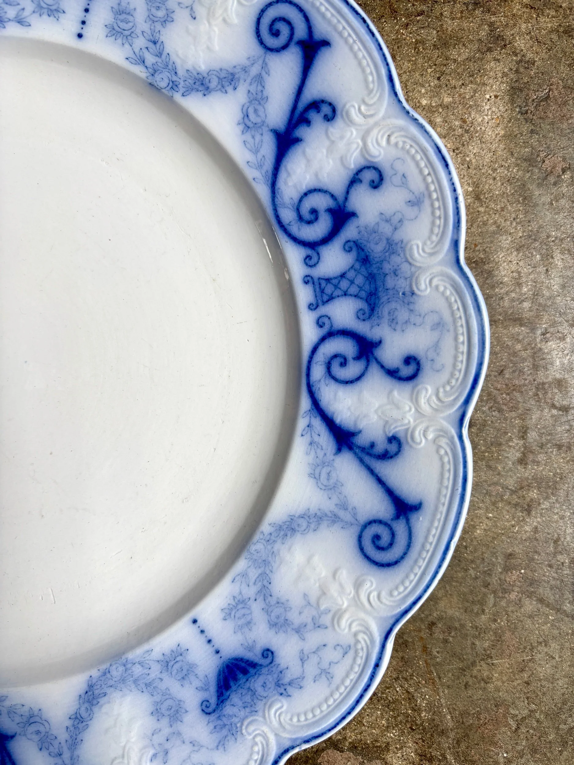 plat-rond-corbeille-sarreguemines-terre-de-fer-bleu-vaisselle-vintage-axs-design-paris-france
