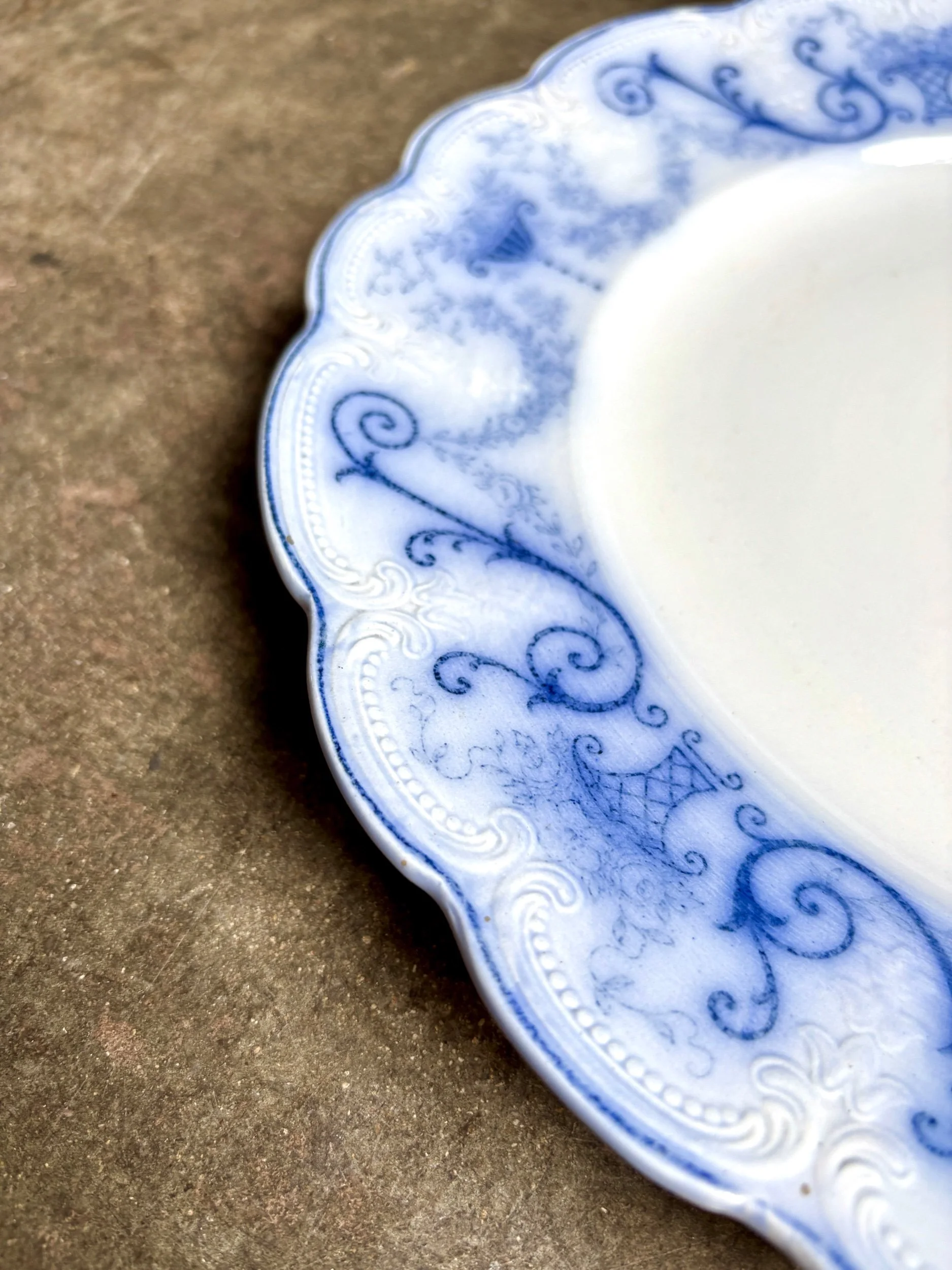 plat-rond-corbeille-sarreguemines-terre-de-fer-bleu-vaisselle-vintage-axs-design-paris-france