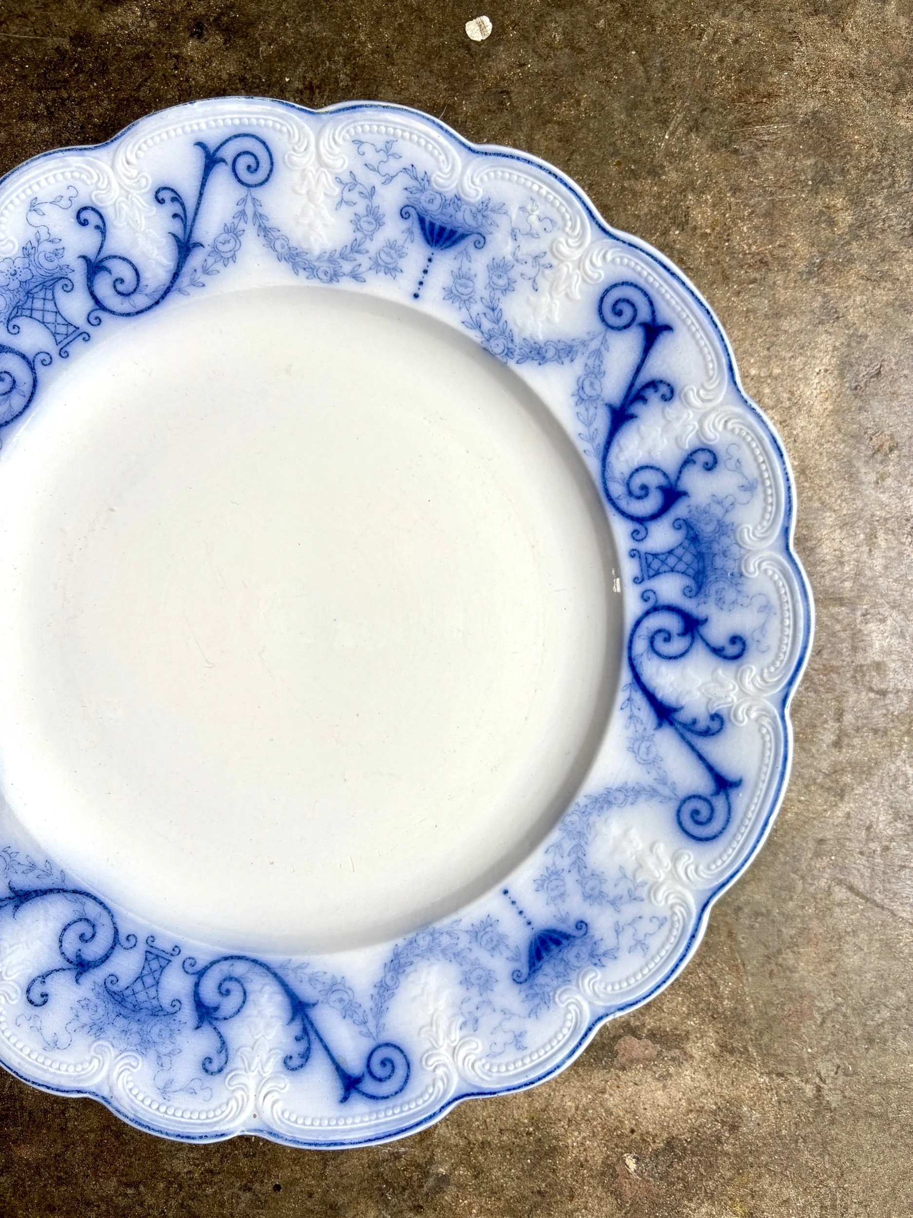 plat-rond-corbeille-sarreguemines-terre-de-fer-bleu-vaisselle-vintage-axs-design-paris-france