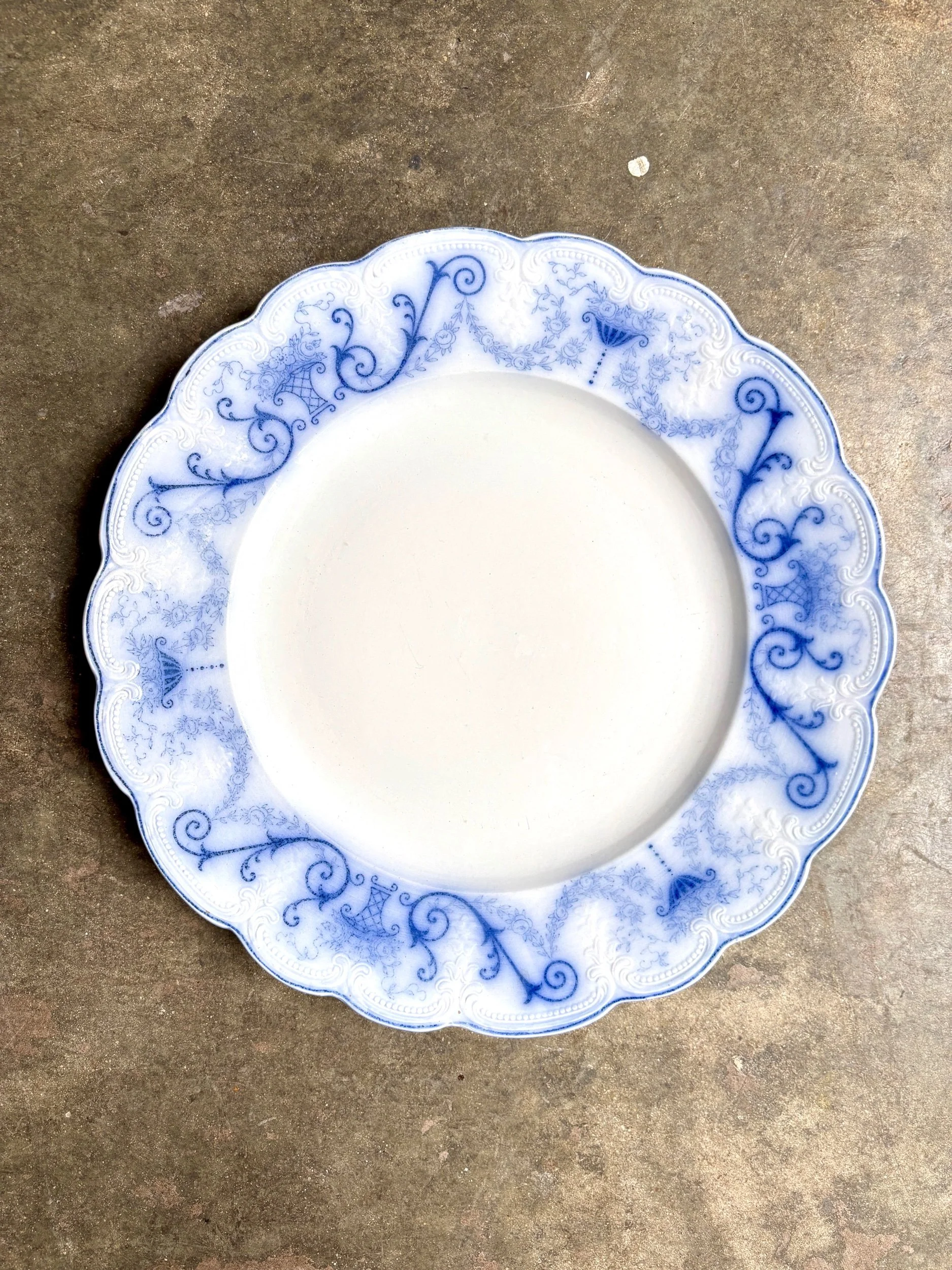 plat-rond-corbeille-sarreguemines-terre-de-fer-bleu-vaisselle-vintage-axs-design-paris-france