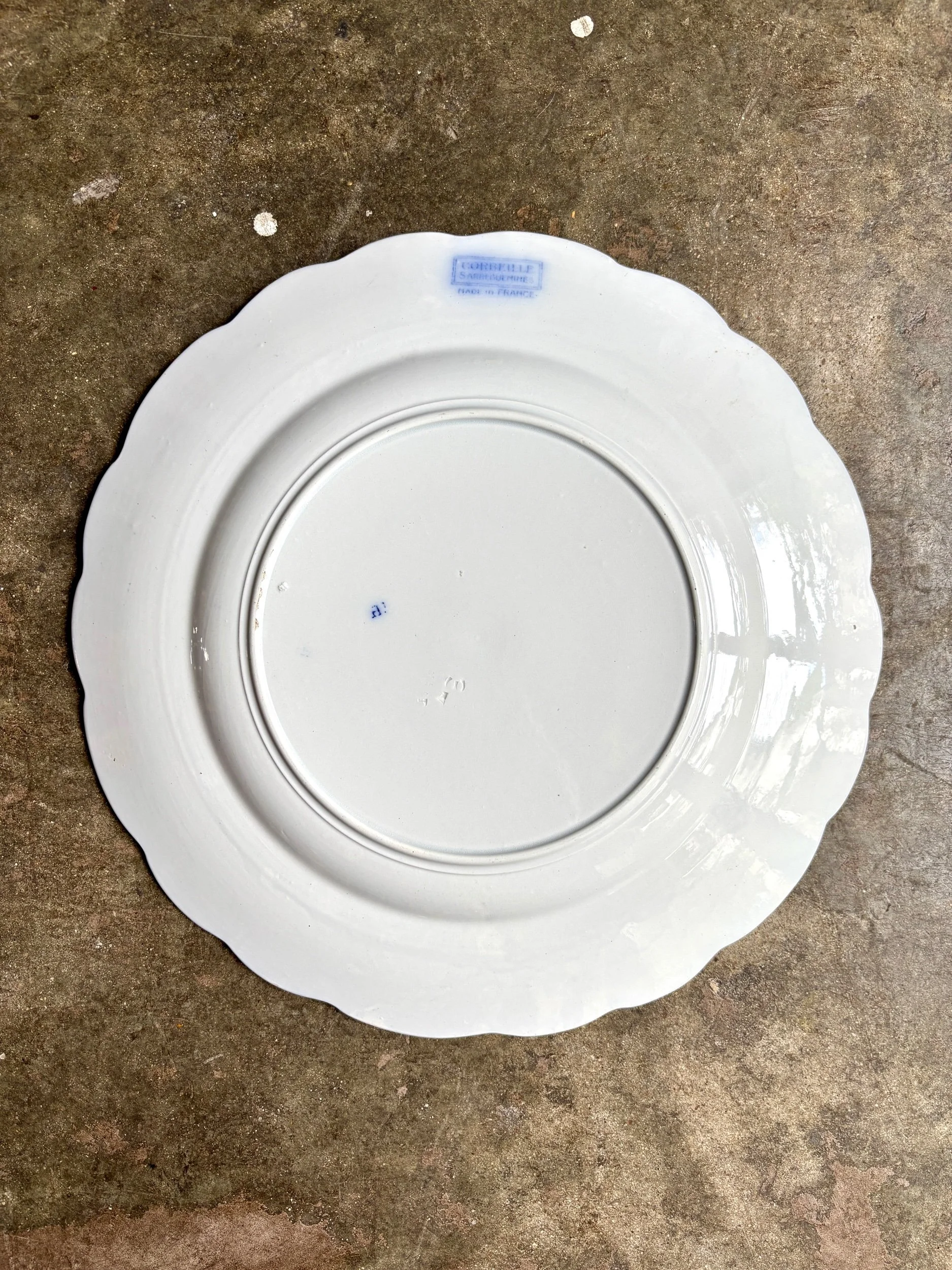 plat-rond-corbeille-sarreguemines-terre-de-fer-bleu-vaisselle-vintage-axs-design-paris-france