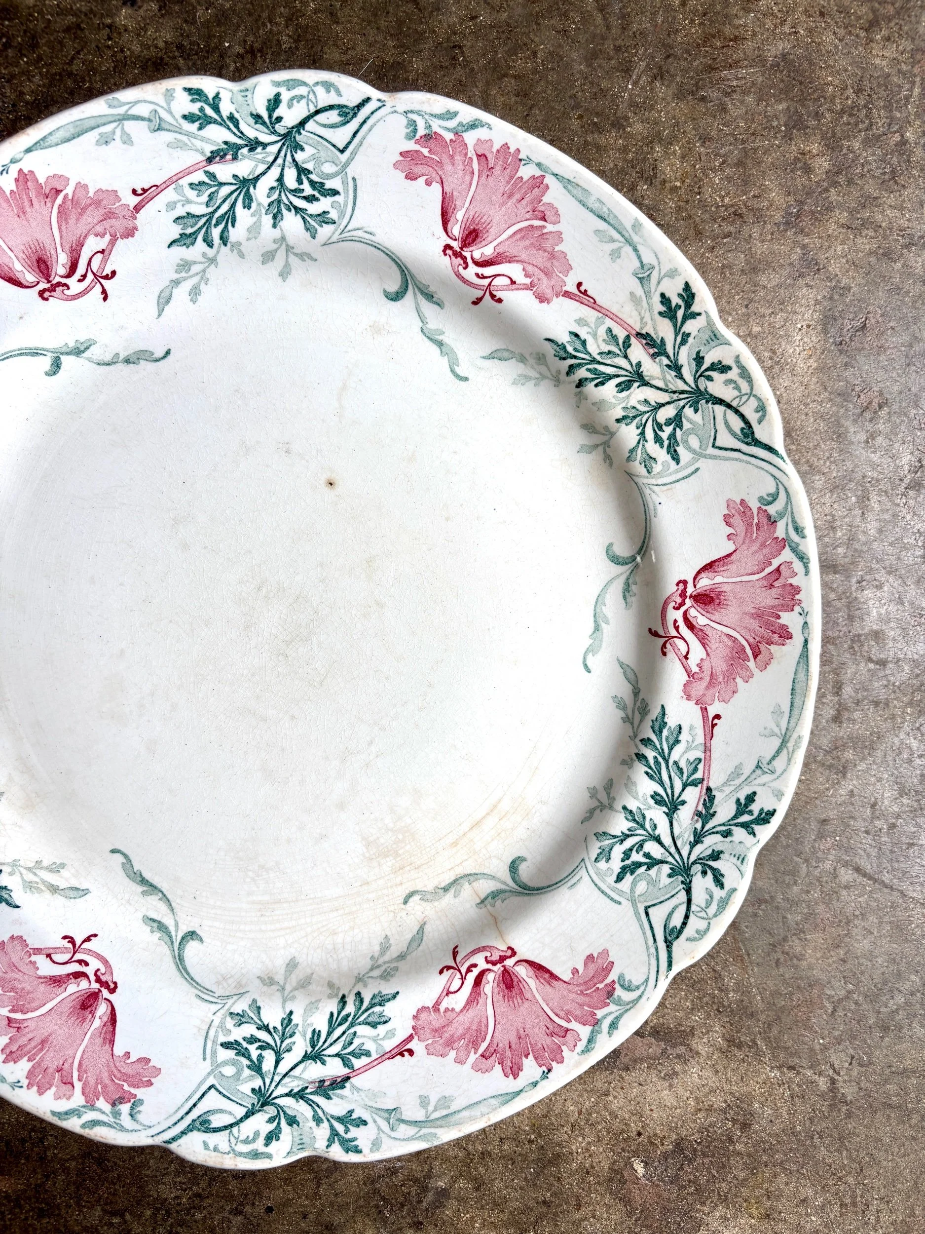 plat-rond-kg-luneville-roland-terre-de-fer-blanc-rose-vert-vaisselle-vintage-axs-design-paris-france