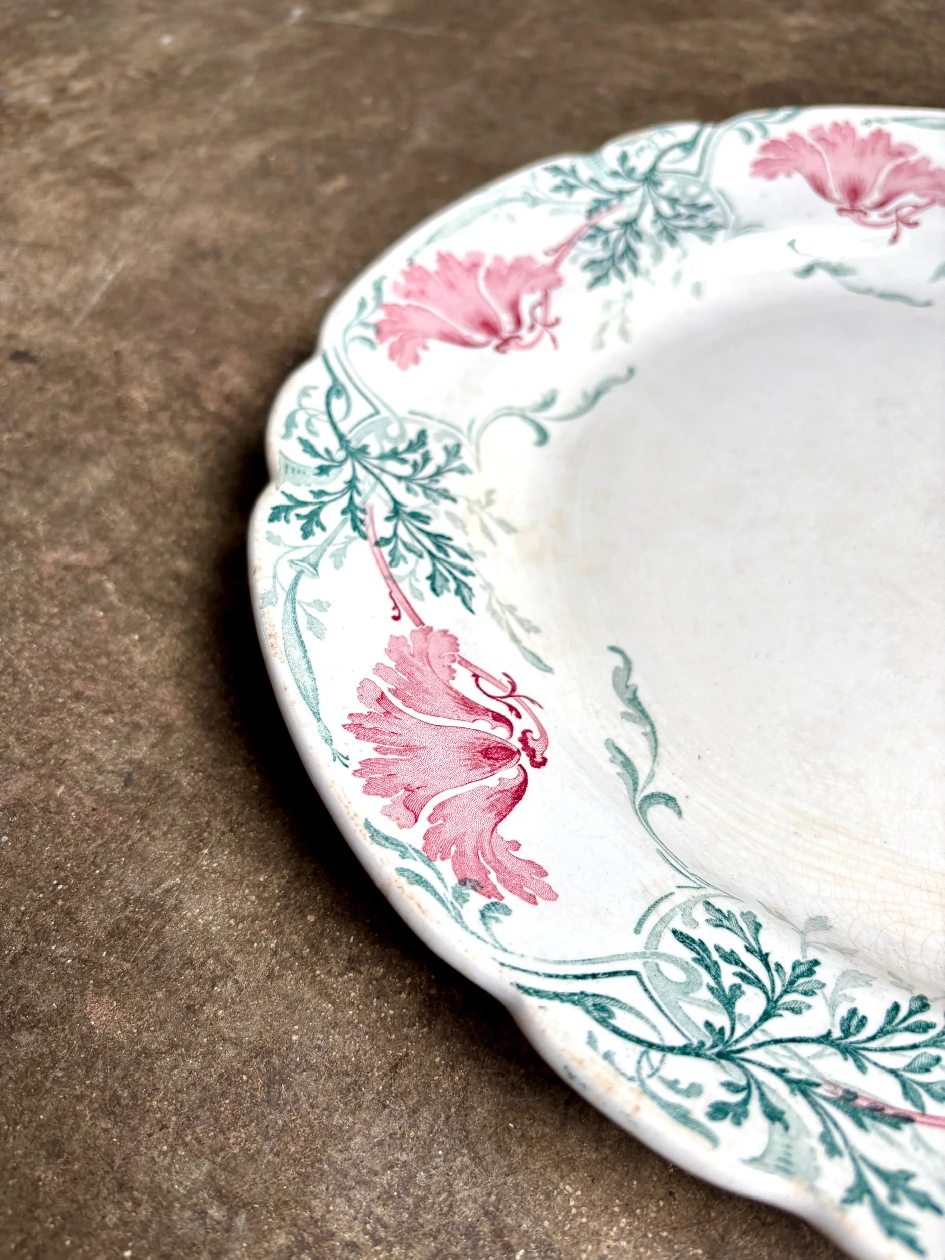 plat-rond-kg-luneville-roland-terre-de-fer-blanc-rose-vert-vaisselle-vintage-axs-design-paris-france