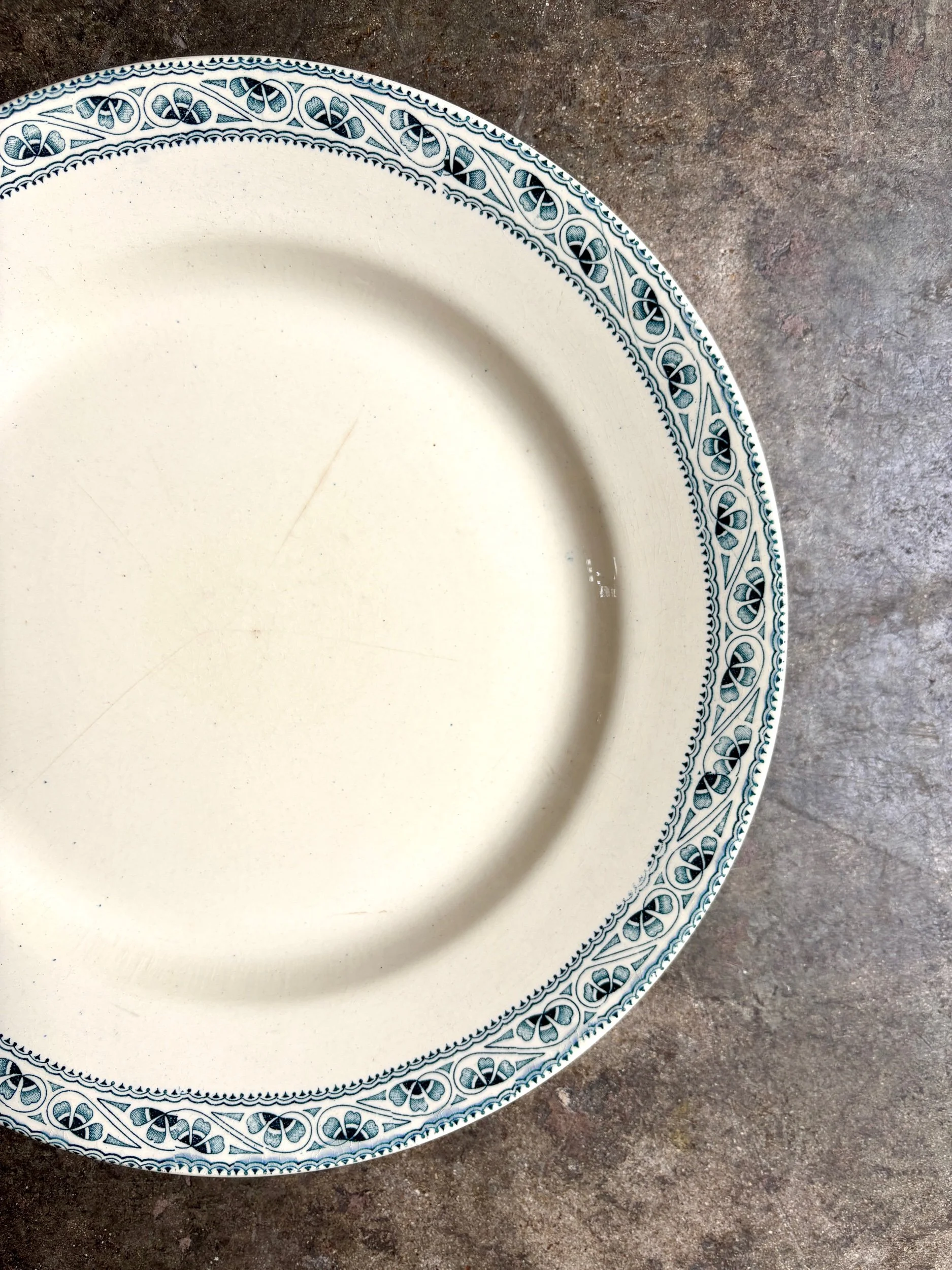 plat-rond-boulenger-terre-de-fer-blanc-bleu-vaisselle-vintage-axs-design-paris-france