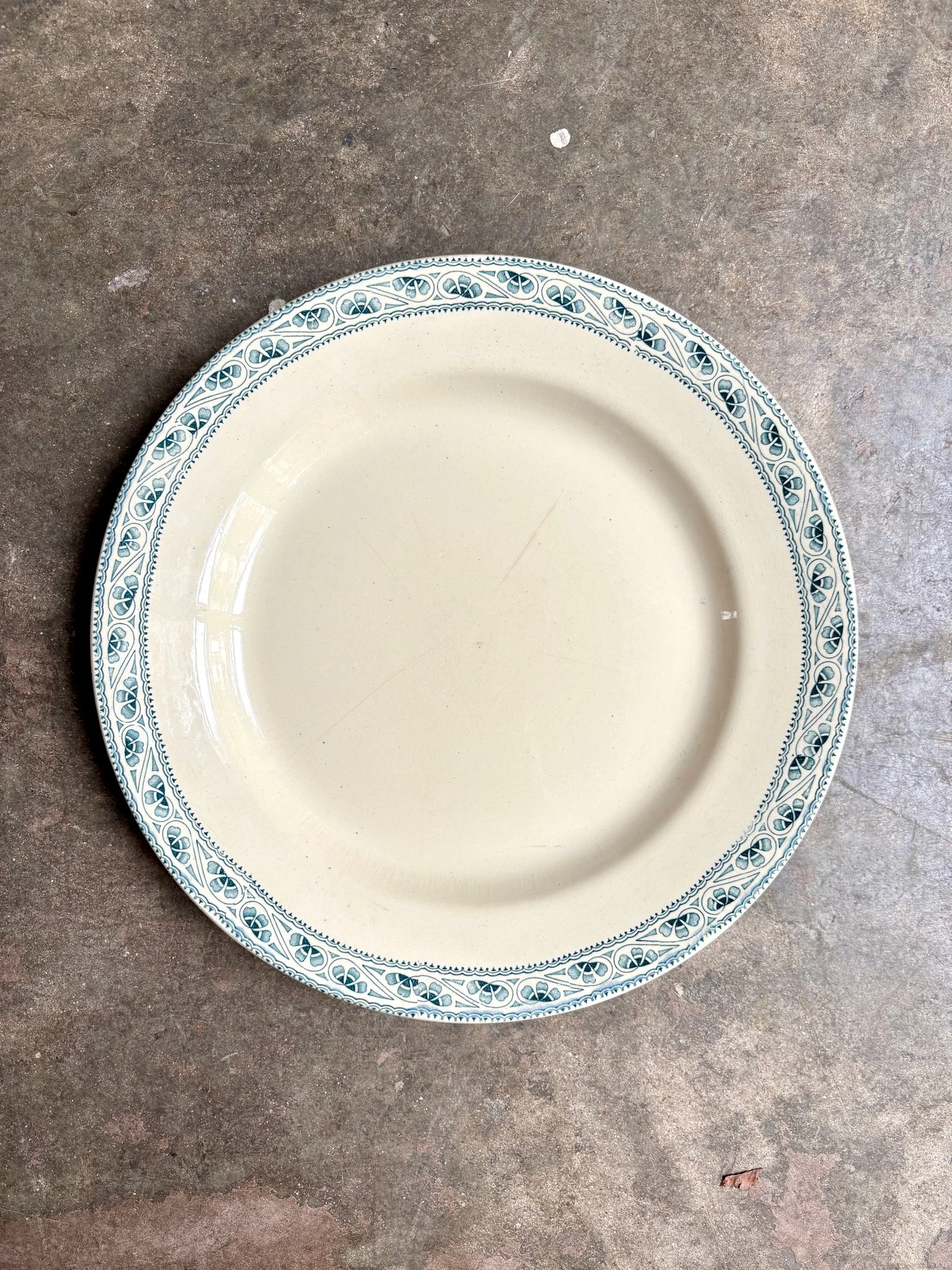 plat-rond-boulenger-terre-de-fer-blanc-bleu-vaisselle-vintage-axs-design-paris-france