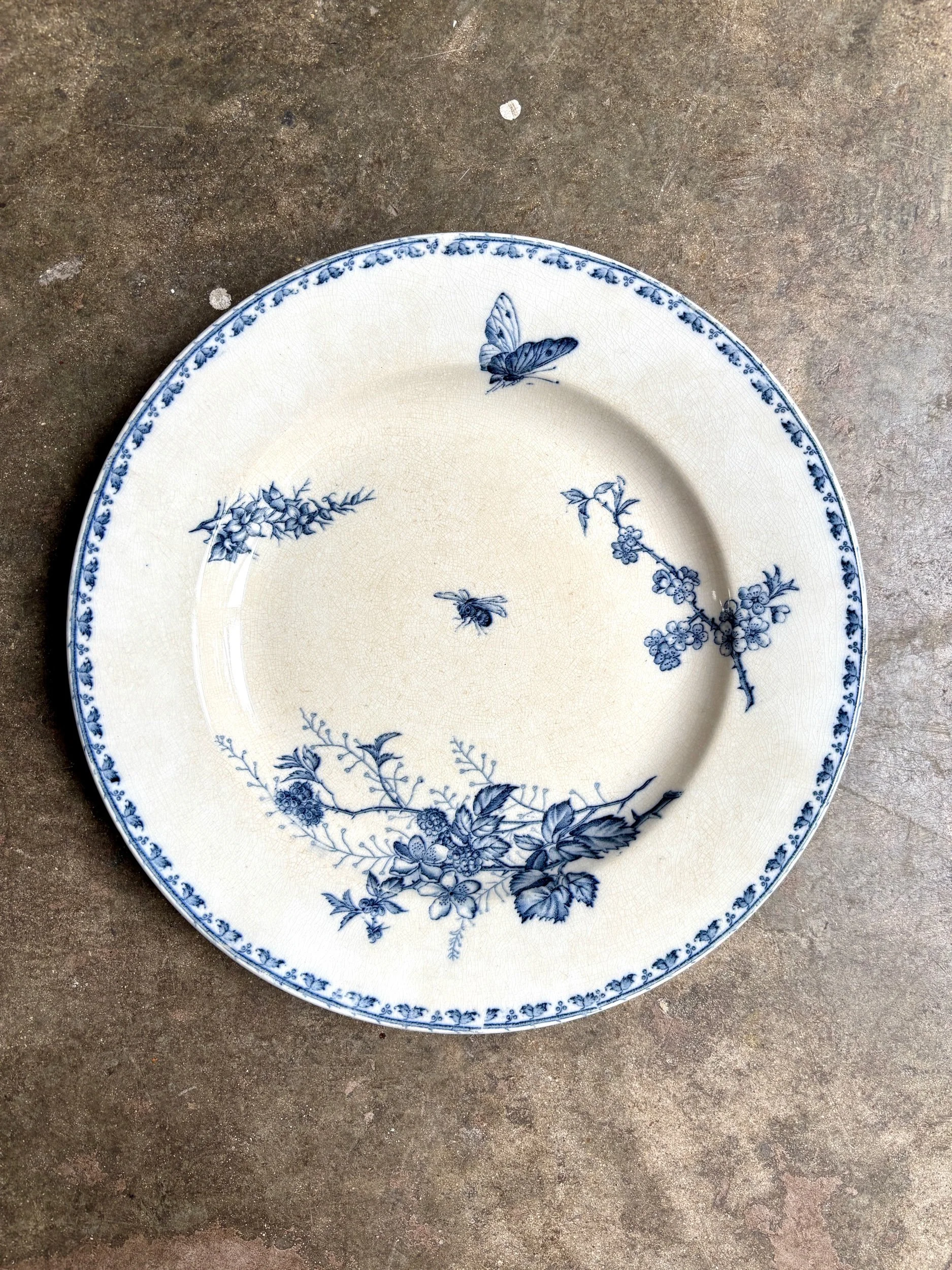 plat-rond-sarreguemines-carmen-terre-de-fer-blanc-bleu-vaisselle-vintage-axs-design-paris-france