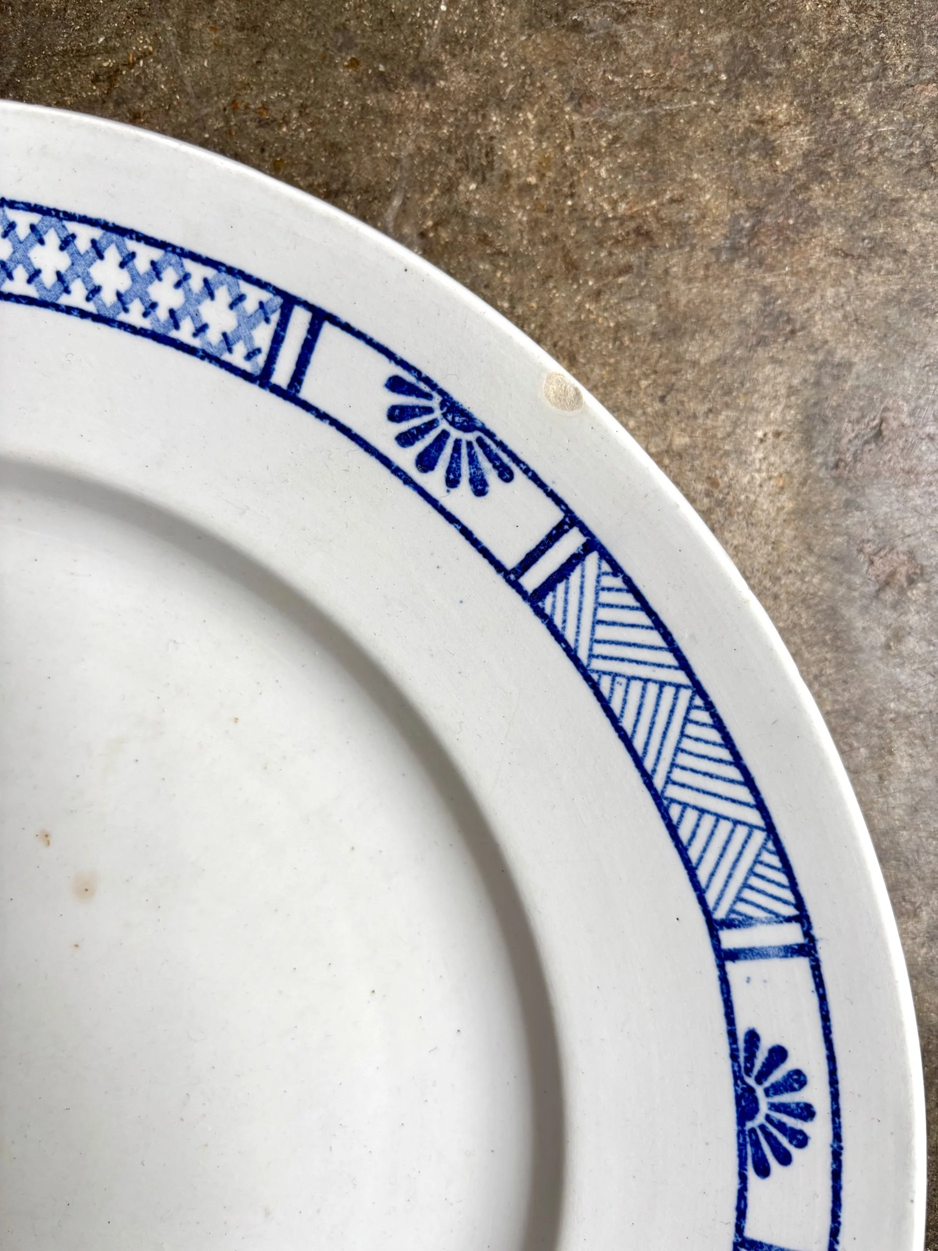plat-rond-kg-luneville-terre-de-fer-blanc-bleu-vaisselle-vintage-axs-design-paris-france