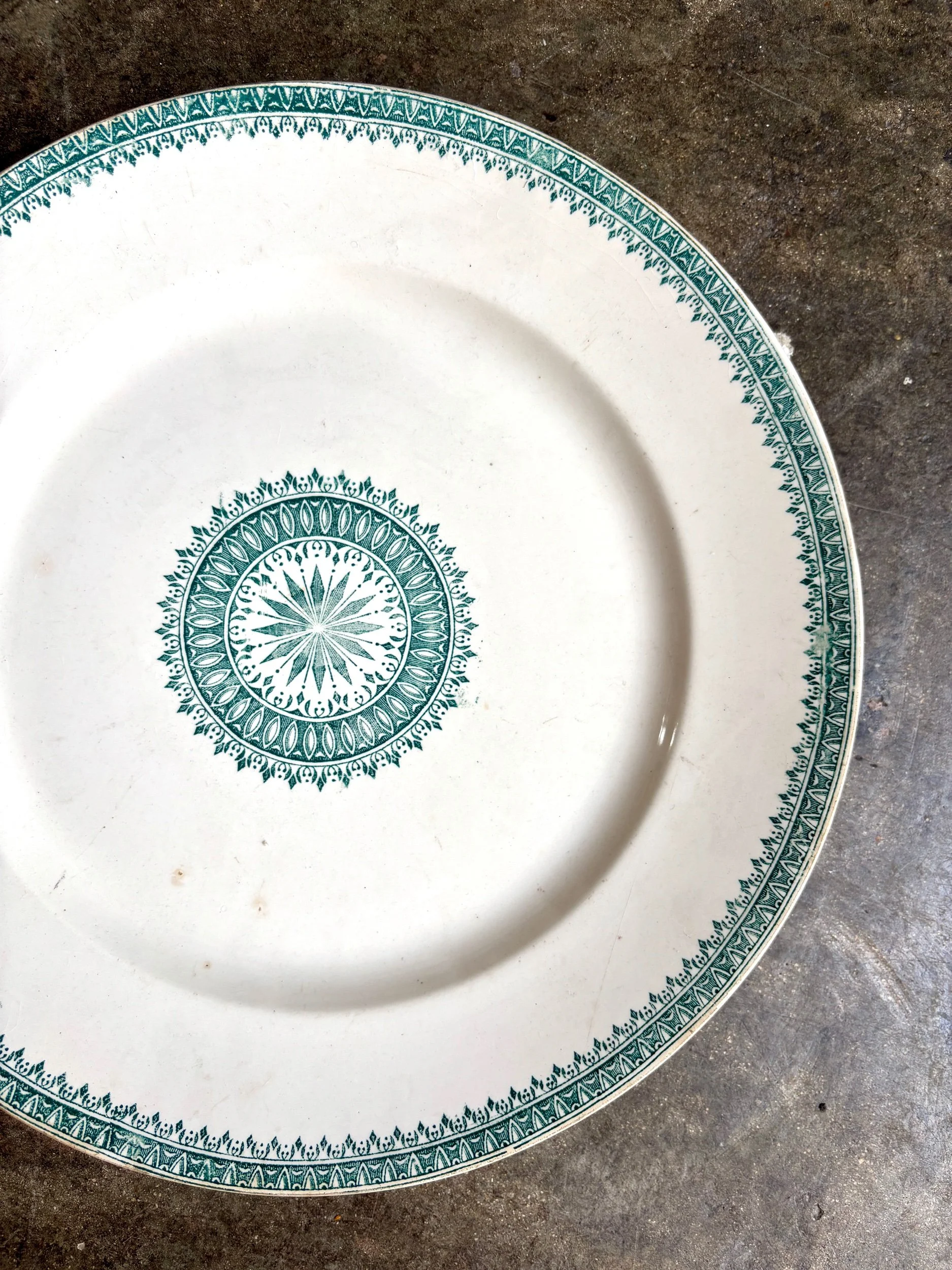 Plat-rond-creil-montereau-anglais-terre-de-fer-blanc-vert-vaisselle-vintage-axs-design-paris-france
