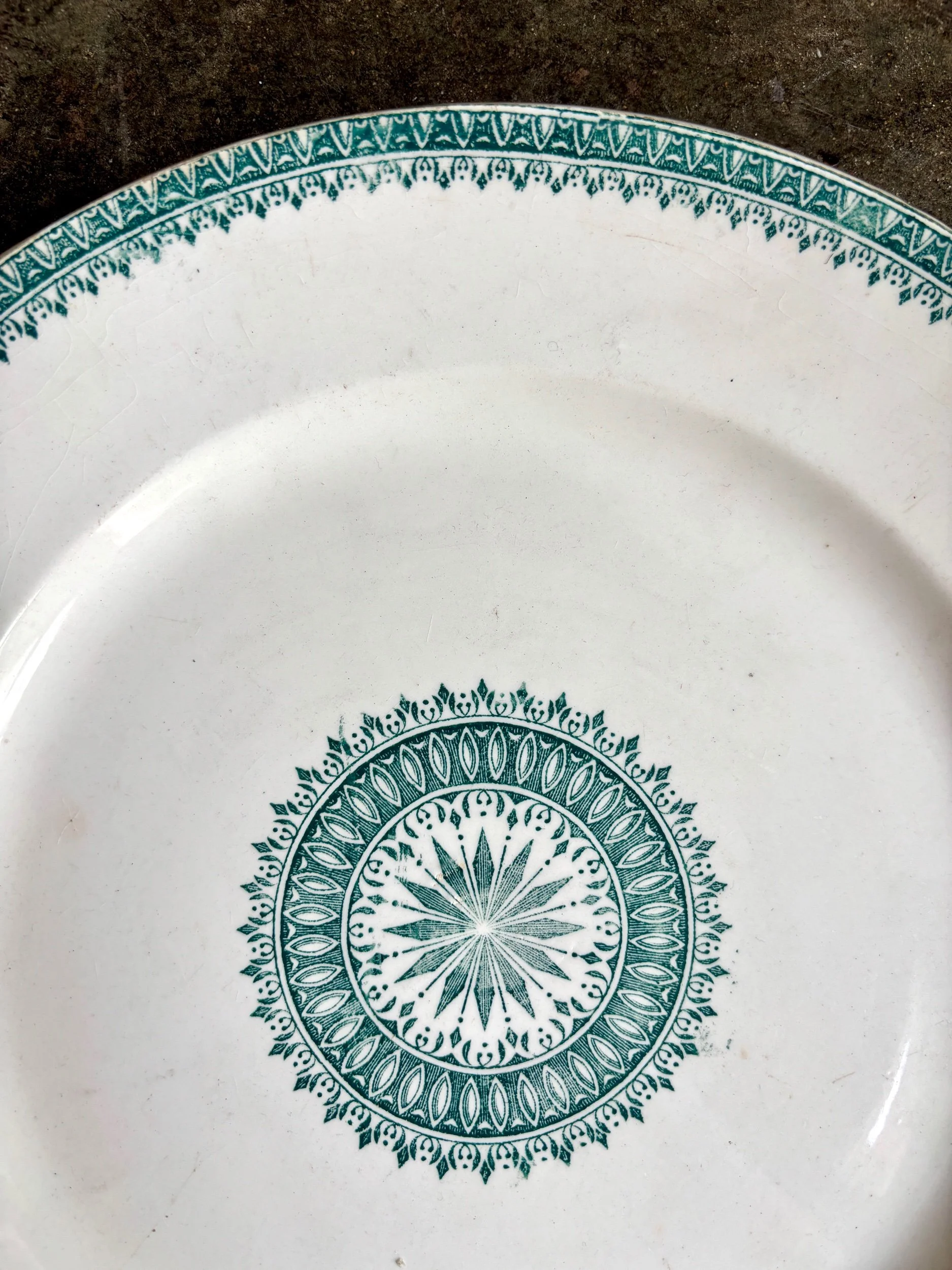 Plat-rond-creil-montereau-anglais-terre-de-fer-blanc-vert-vaisselle-vintage-axs-design-paris-france