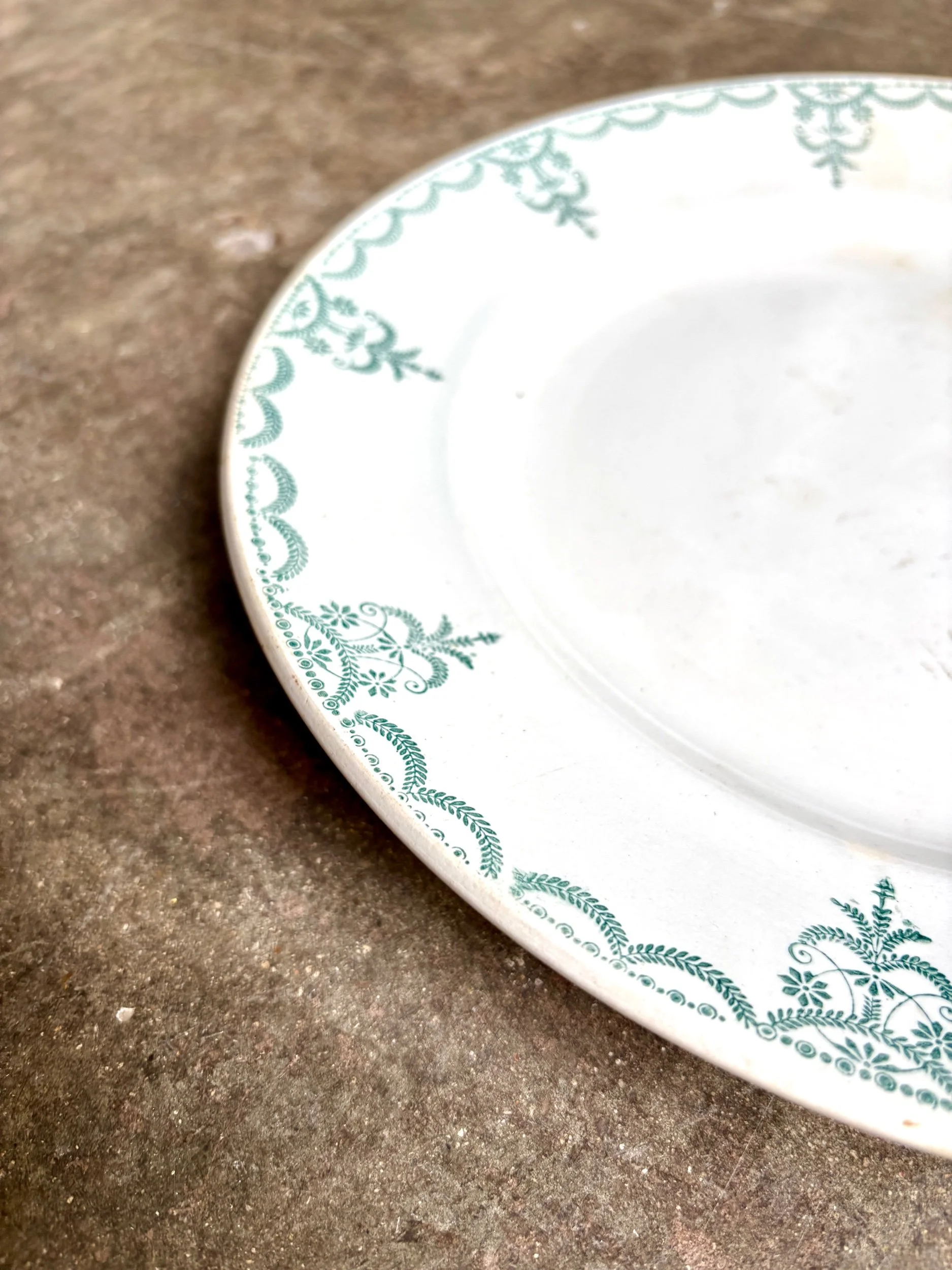 Plat-rond-moulin-des-loups-terre-de-fer-blanc-vert-vaisselle-vintage-axs-design-paris-france