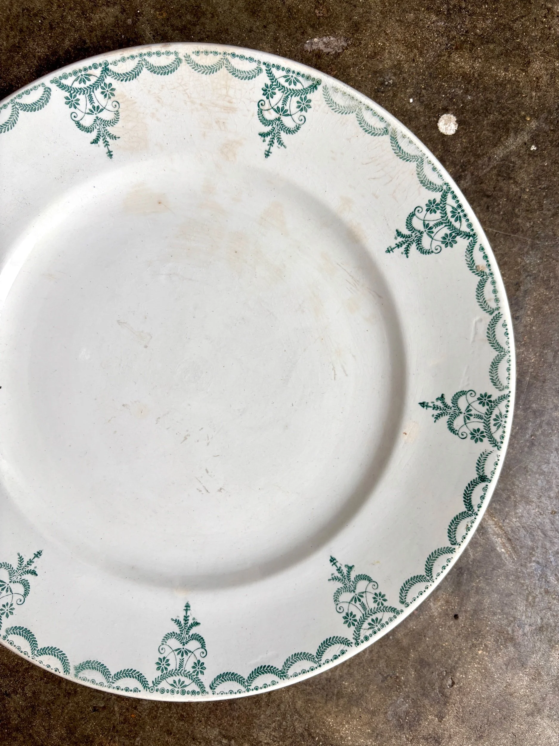 Plat-rond-moulin-des-loups-terre-de-fer-blanc-vert-vaisselle-vintage-axs-design-paris-france