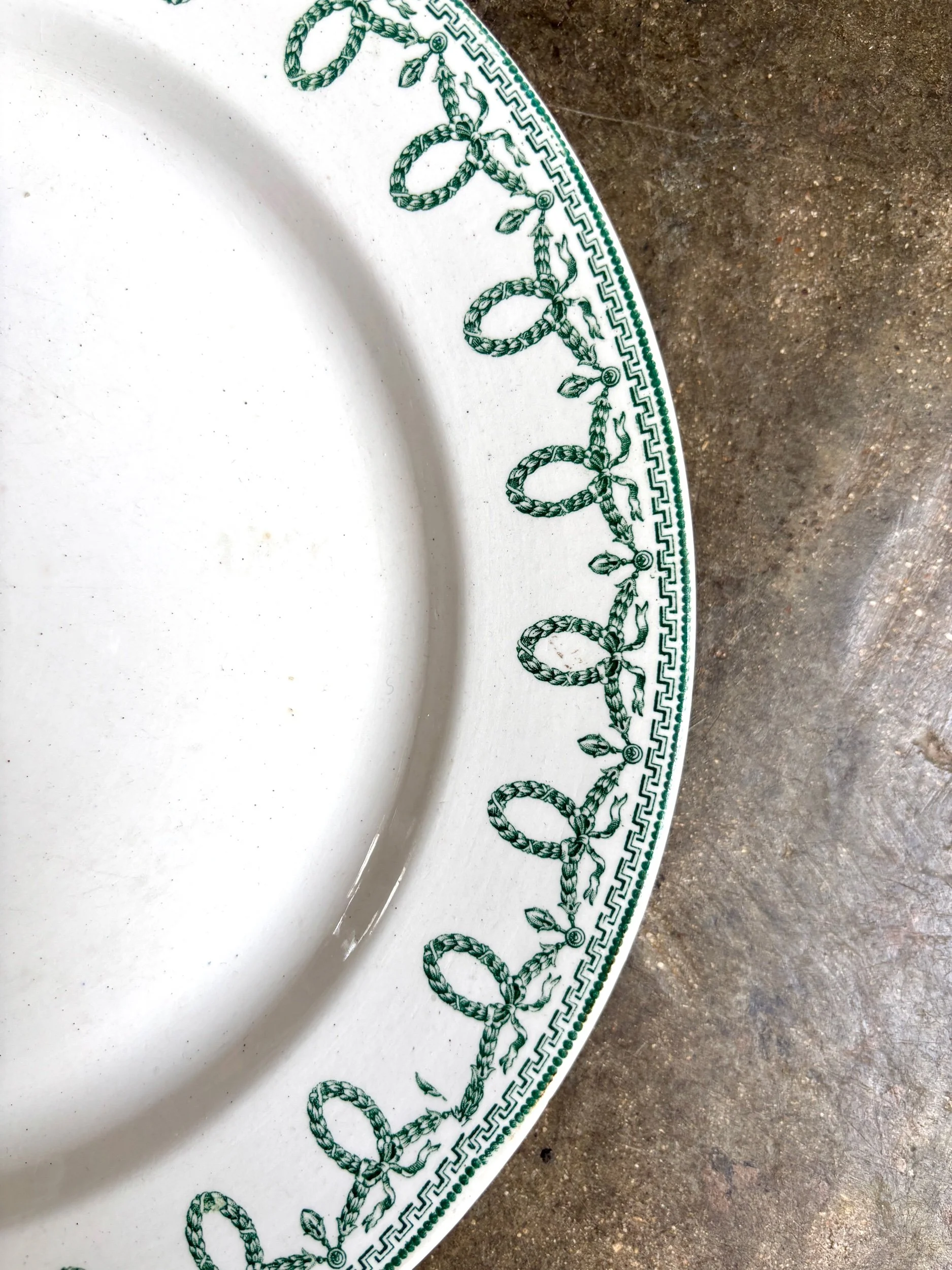 Plat-rond-bfk-boch-freres-keramis-bonaparte-terre-de-fer-blanc-vert-vaisselle-vintage-axs-design-paris-france