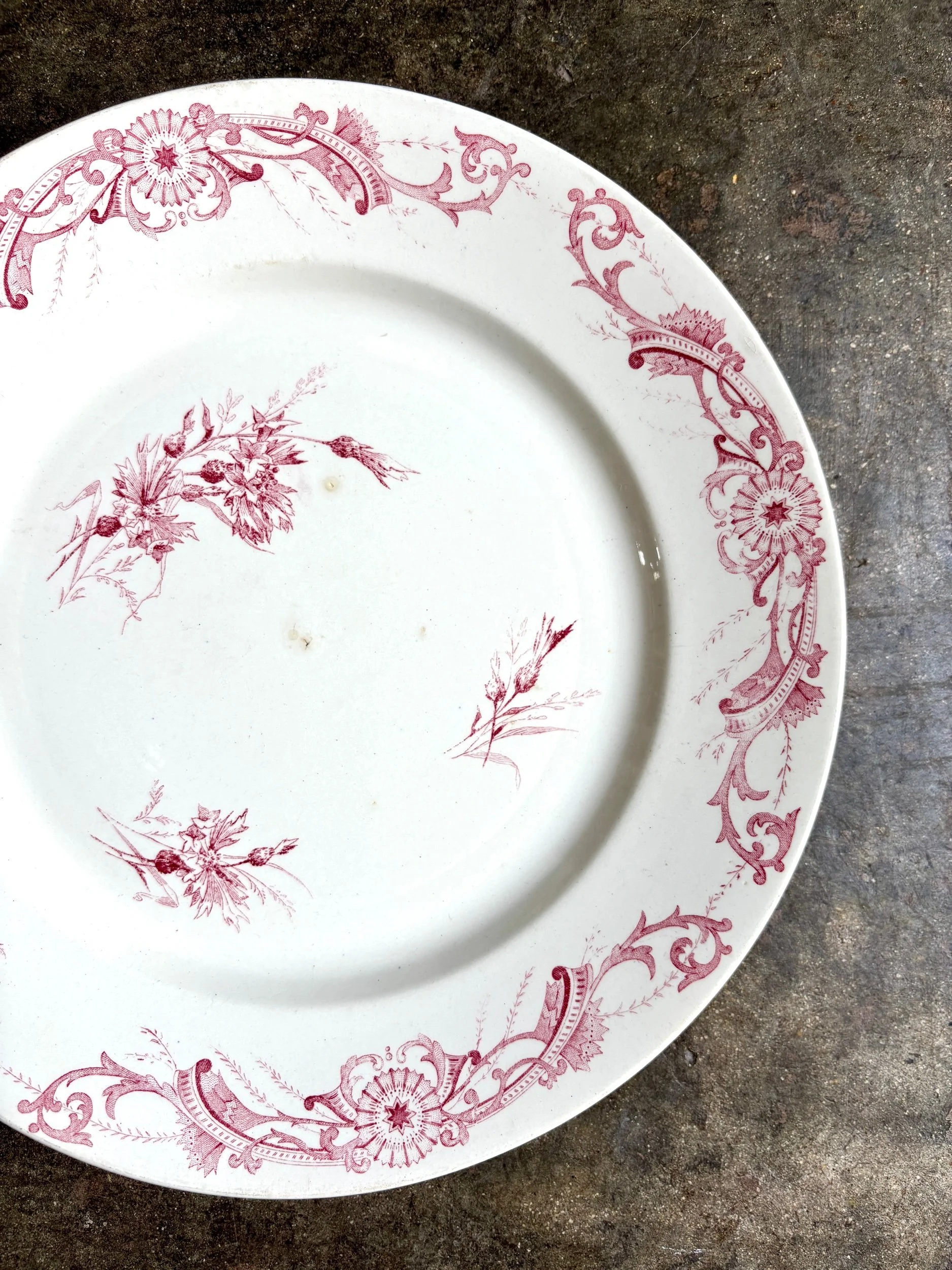 plat-rond-creil-montereau-centauree-terre-fer-blanc-rose-vaisselle-vintage-axs-design-paris-france