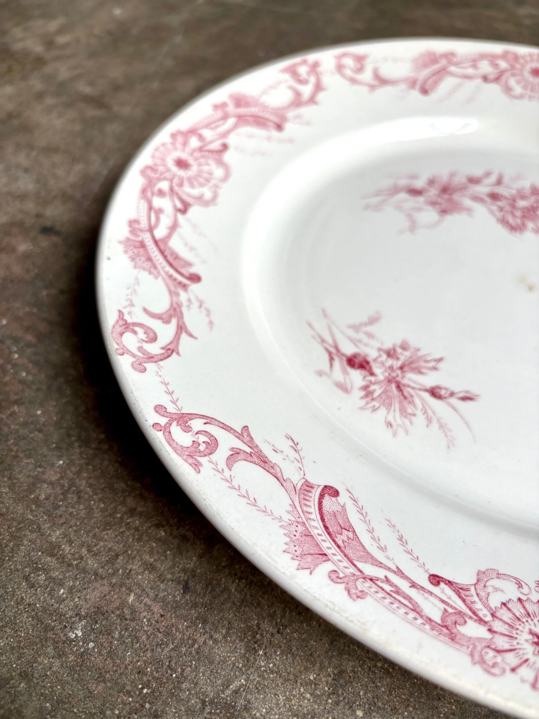plat-rond-creil-montereau-centauree-terre-fer-blanc-rose-vaisselle-vintage-axs-design-paris-france