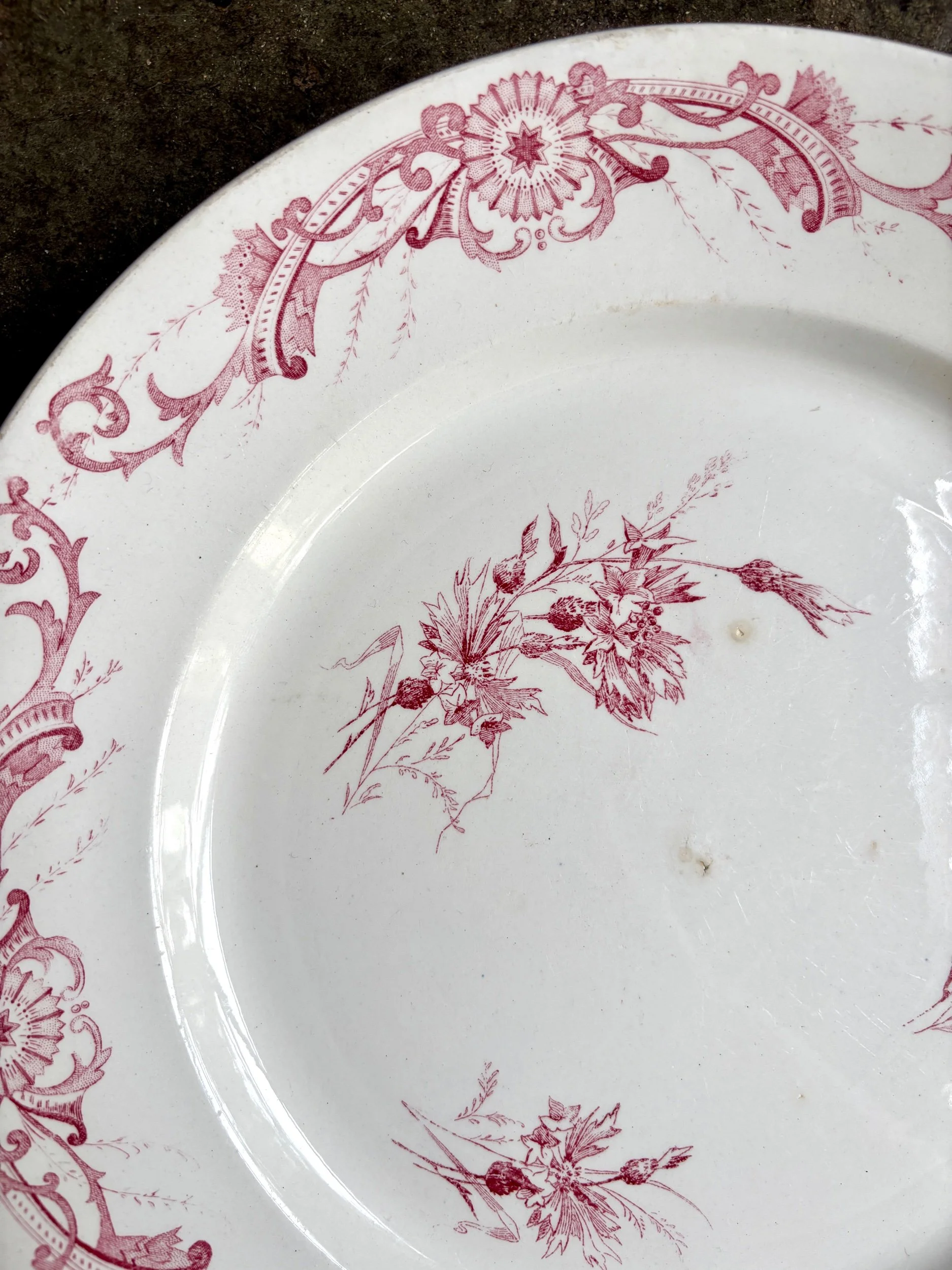 plat-rond-creil-montereau-centauree-terre-fer-blanc-rose-vaisselle-vintage-axs-design-paris-france