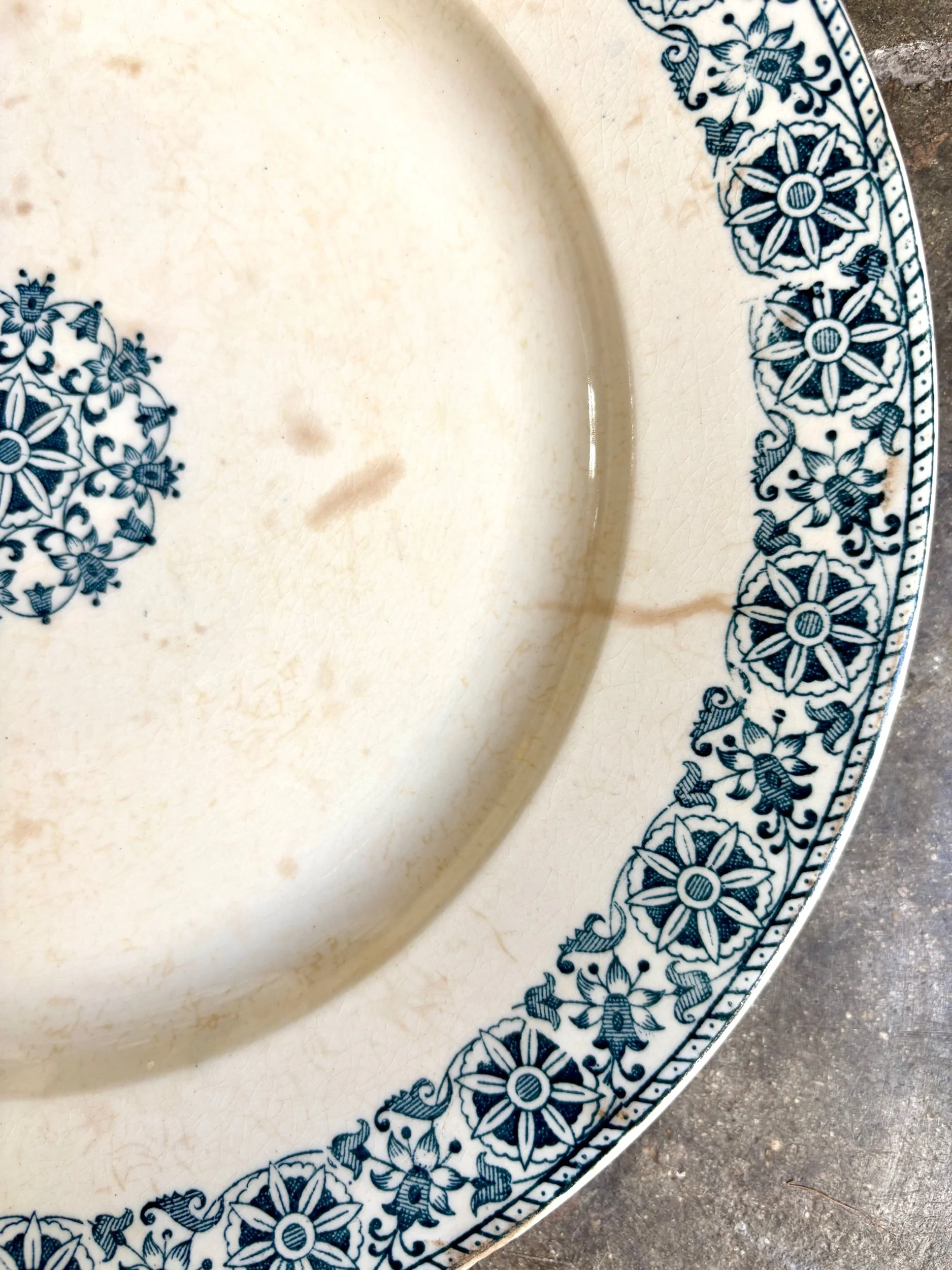 plat-rond-gien-arabesques-terre-de-fer-ecru-bleu-vaisselle-vintage-axs-design-paris-france