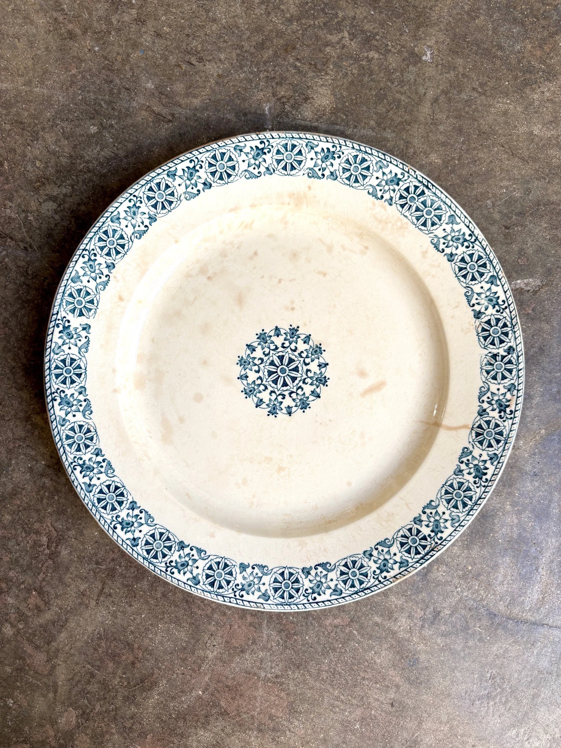 plat-rond-gien-arabesques-terre-de-fer-ecru-bleu-vaisselle-vintage-axs-design-paris-france