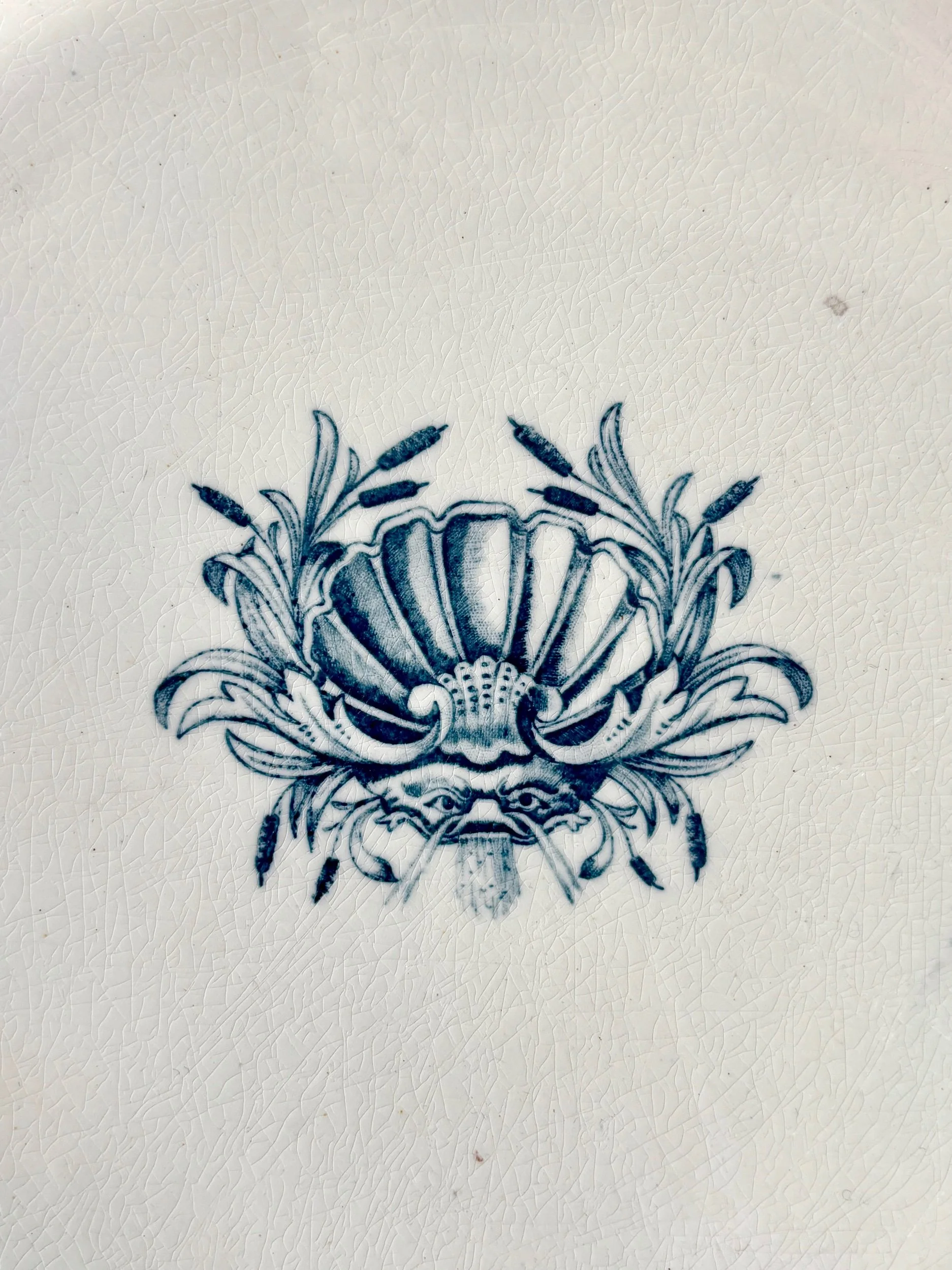 plat-rond-emile-bourgeois-terre-de-fer-blanc-bleu-vaisselle-vintage-axs-design-paris-france