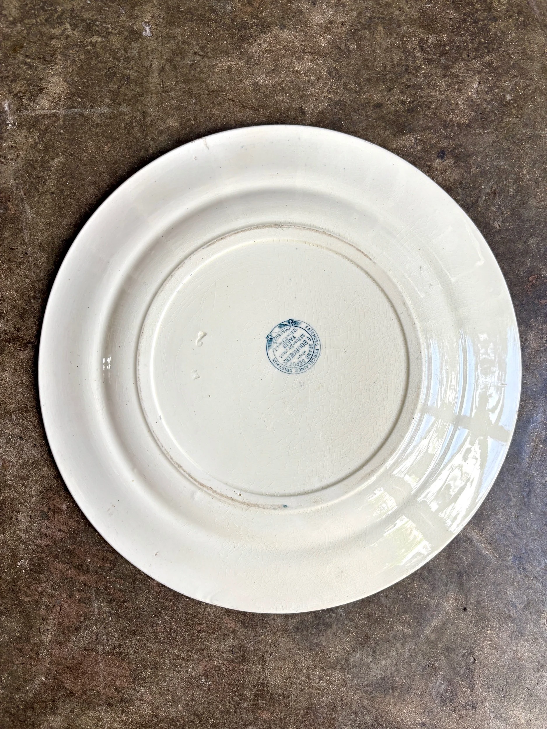 plat-rond-emile-bourgeois-terre-de-fer-blanc-bleu-vaisselle-vintage-axs-design-paris-france