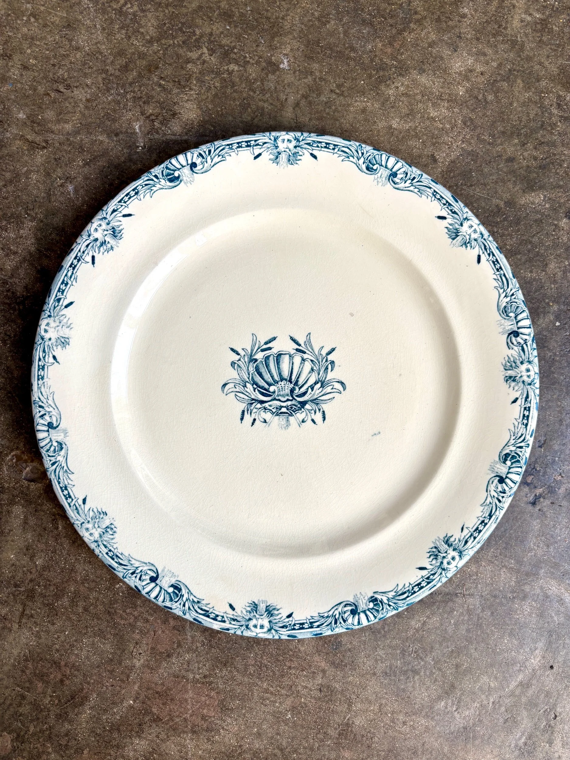 plat-rond-emile-bourgeois-terre-de-fer-blanc-bleu-vaisselle-vintage-axs-design-paris-france