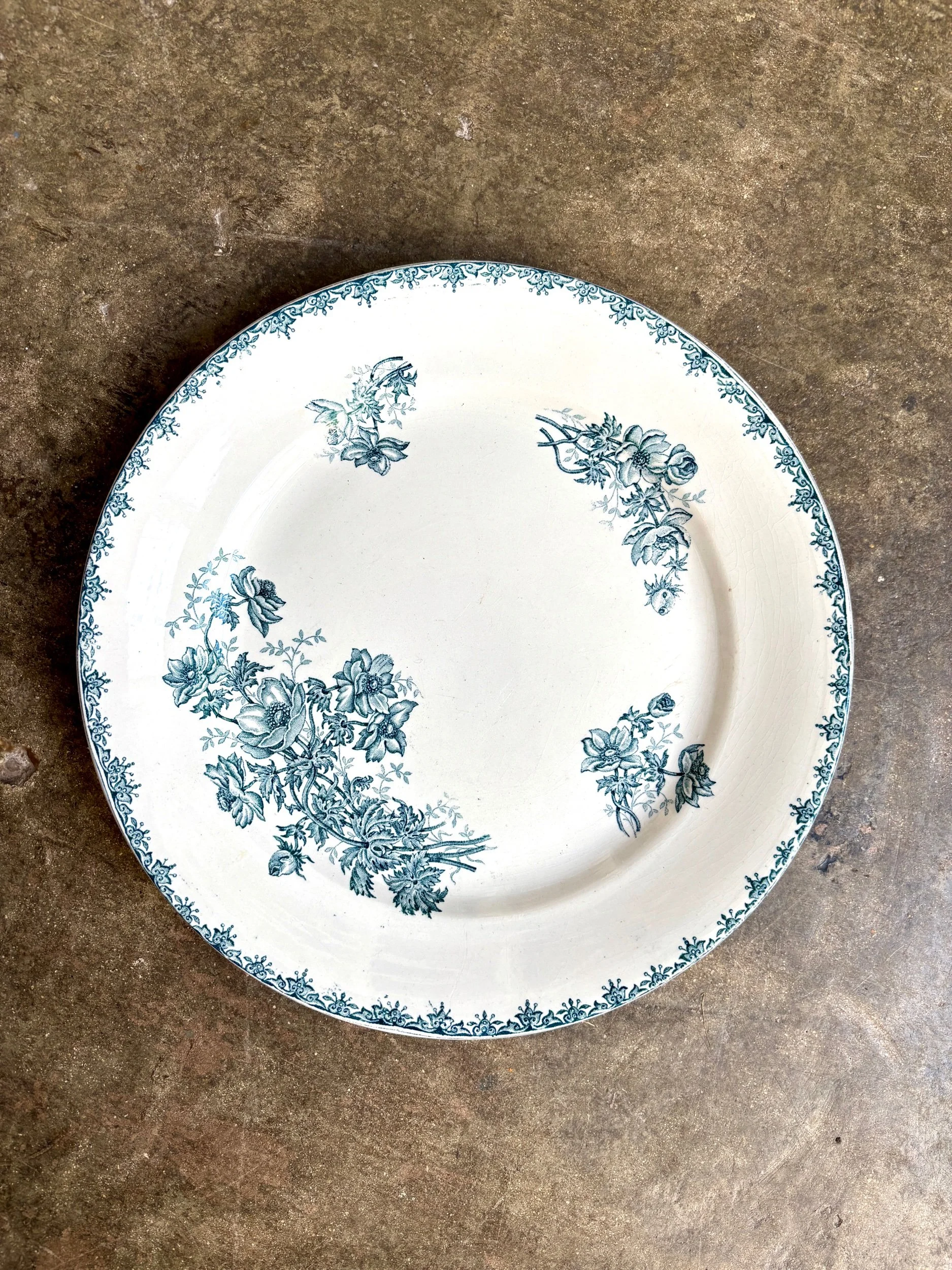 plat-rond-2-leon-graves-anemones-terre-de-fer-blanc-bleu-vaisselle-vintage-axs-design-paris-france