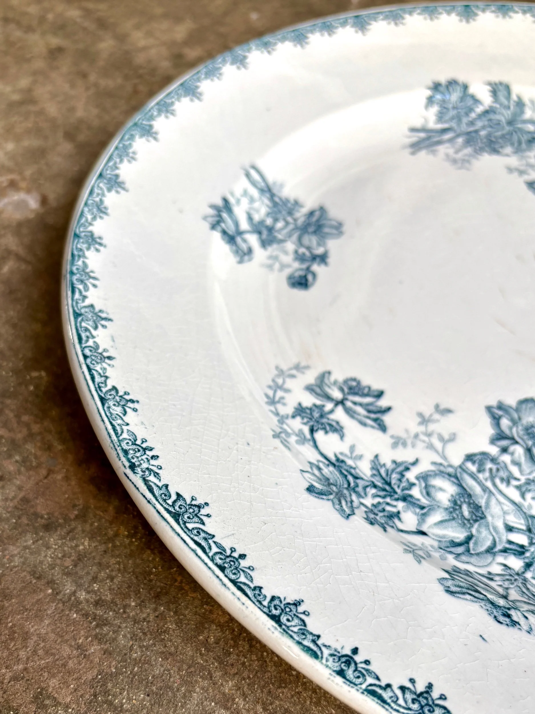 plat-rond-leon-graves-anemones-terre-de-fer-blanc-bleu-vaisselle-vintage-axs-design-paris-france