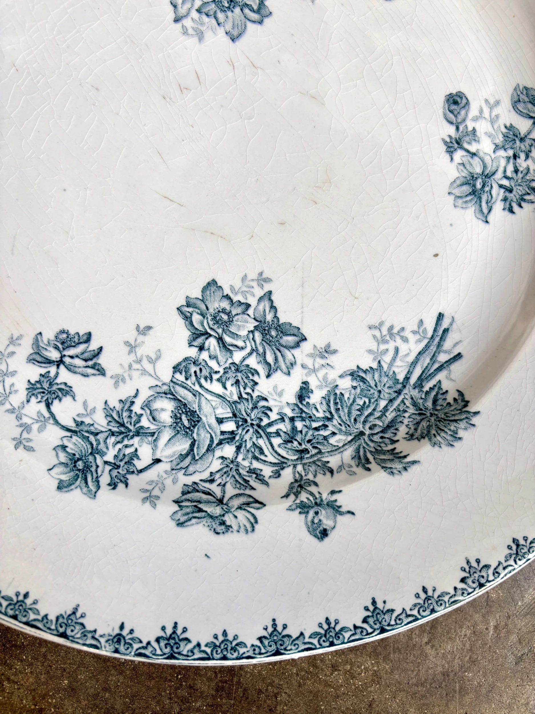 plat-rond-leon-graves-anemones-terre-de-fer-blanc-bleu-vaisselle-vintage-axs-design-paris-france