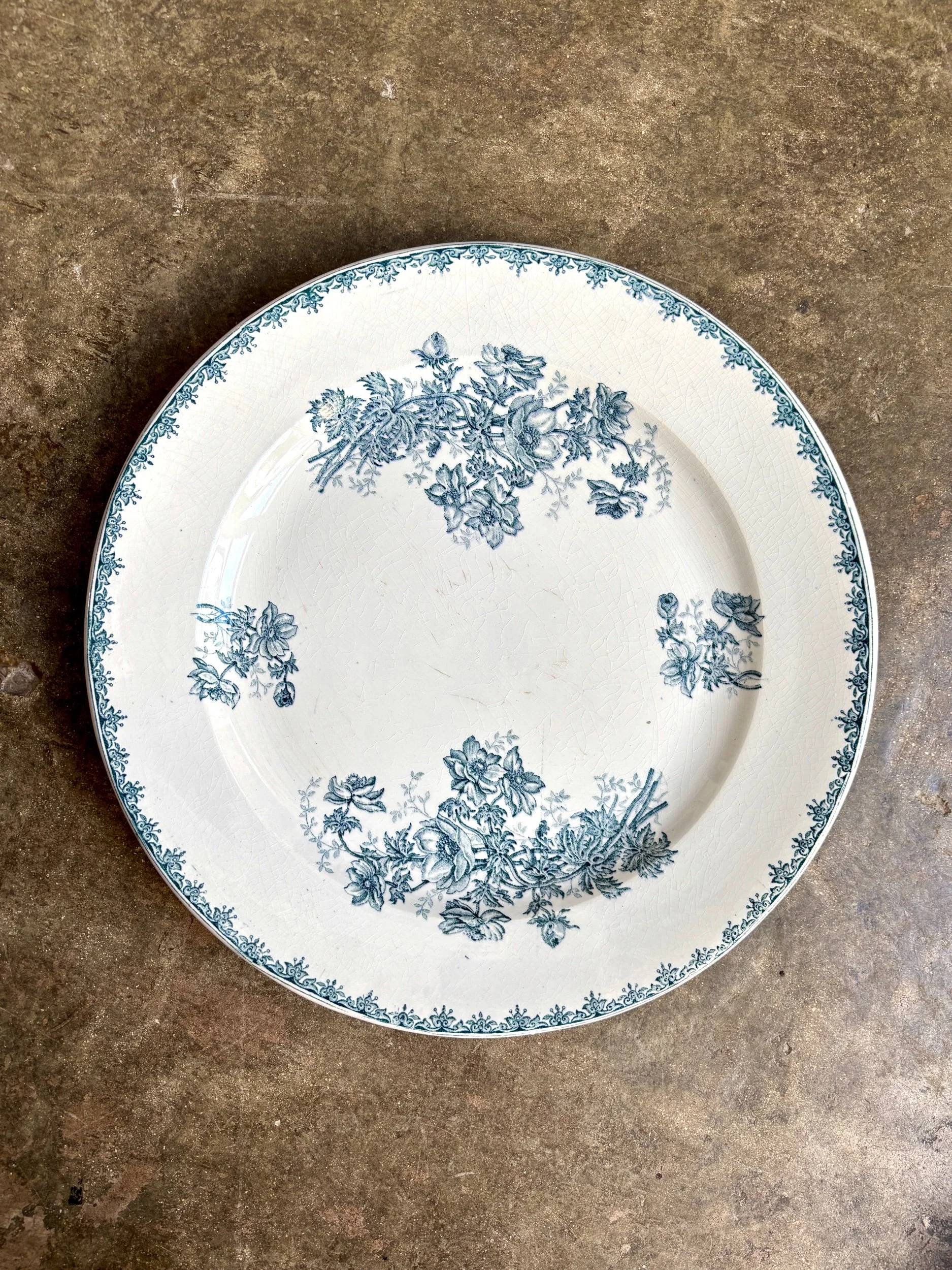 plat-rond-leon-graves-anemones-terre-de-fer-blanc-bleu-vaisselle-vintage-axs-design-paris-france
