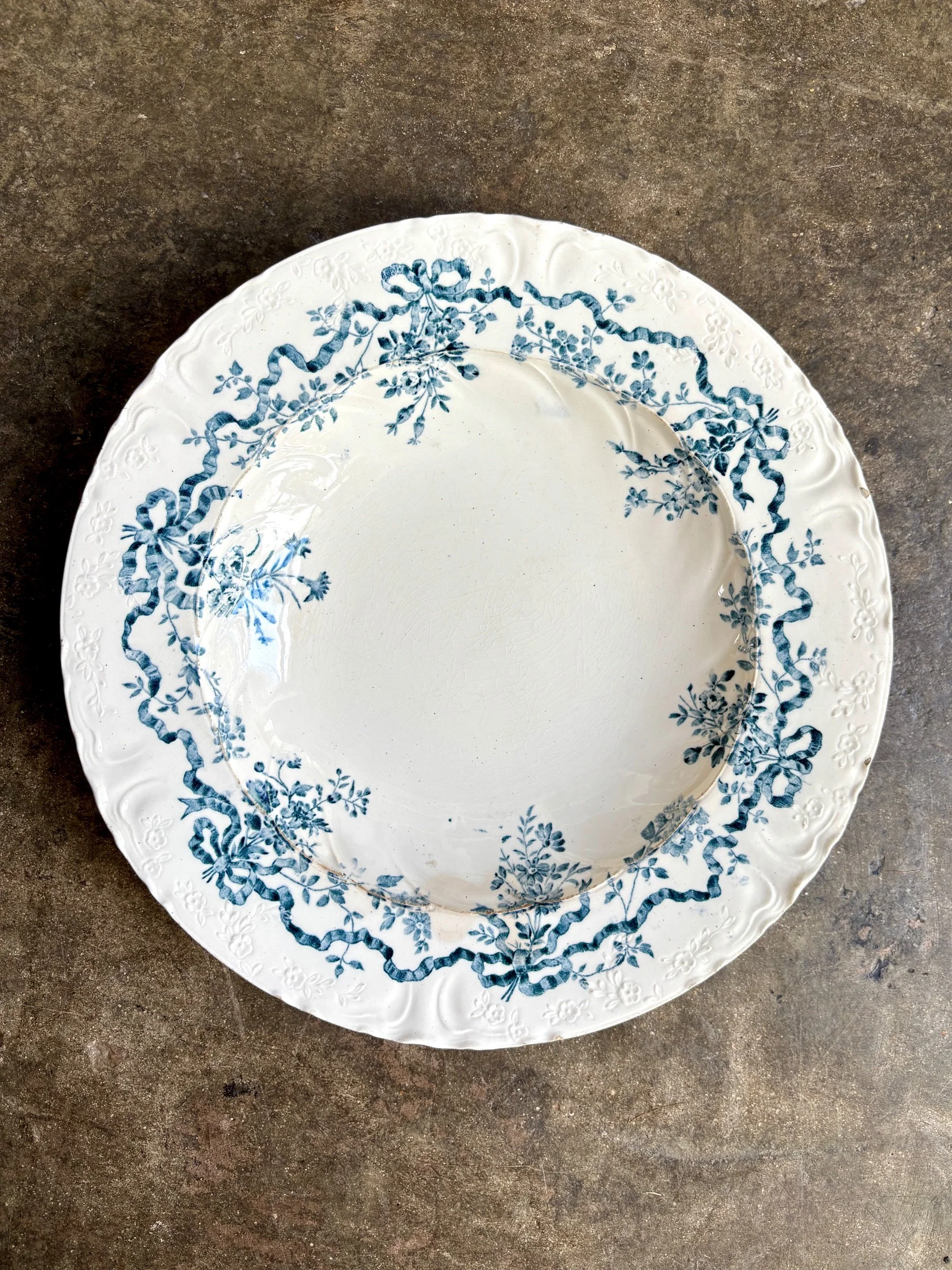 plat-rond-creux-longwy-manon-terre-de-fer-blanc-bleu-vaisselle-vintage-axs-design-paris-france