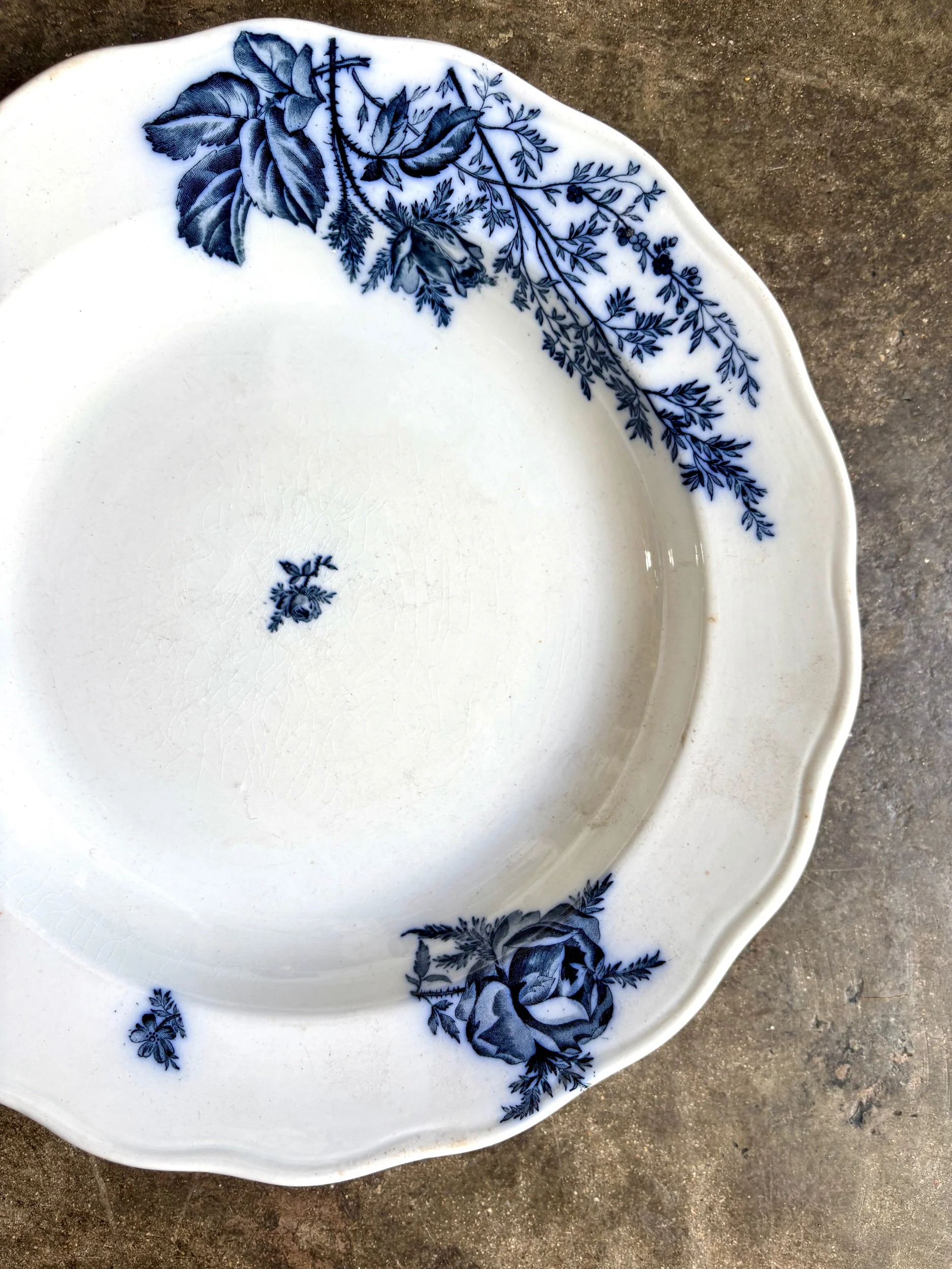 plat-rond-creux-bwm-co-florentine-terre-de-fer-blanc-bleu-vaisselle-vintage-axs-design-paris-france
