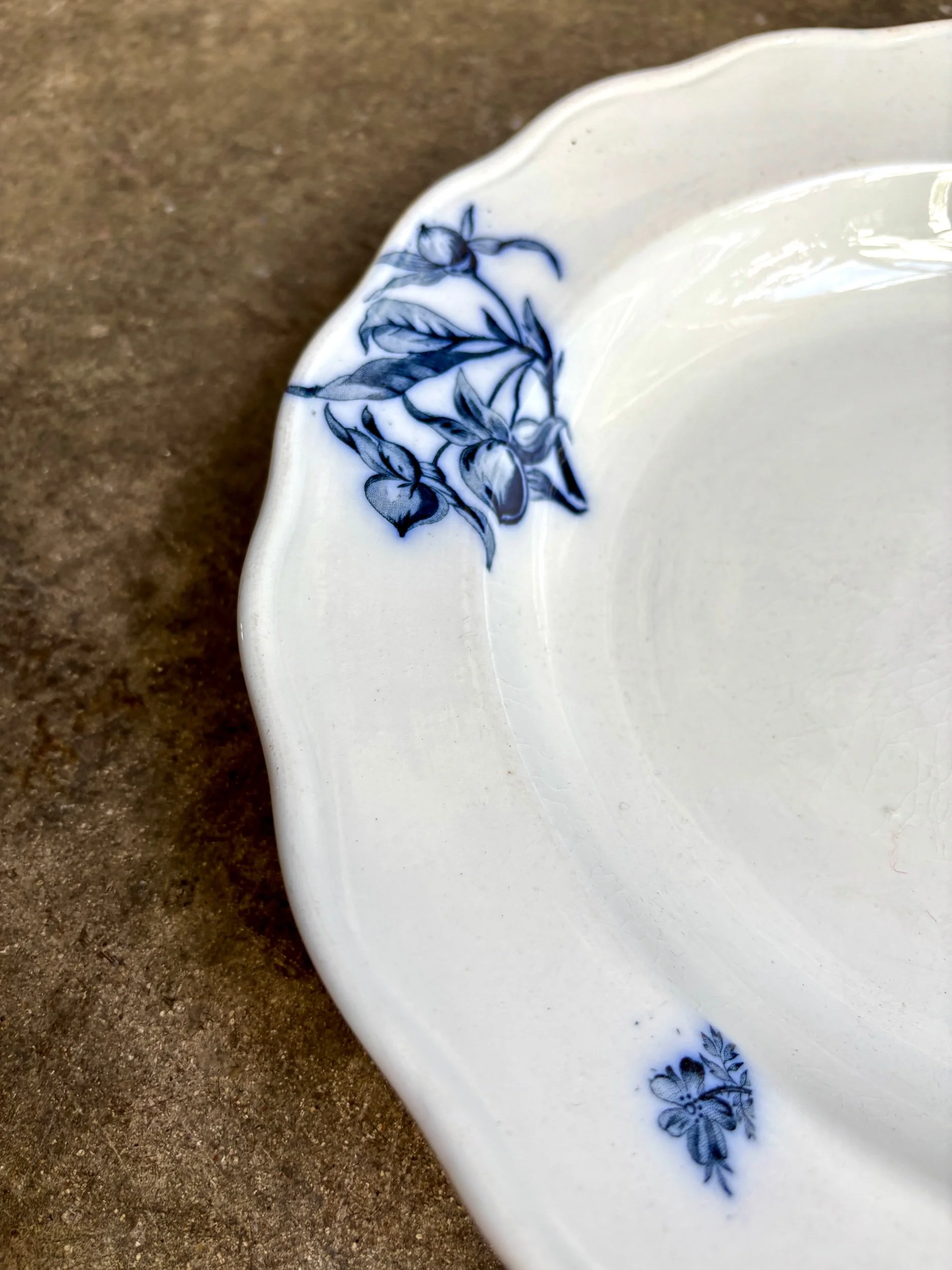 plat-rond-creux-bwm-co-florentine-terre-de-fer-blanc-bleu-vaisselle-vintage-axs-design-paris-france
