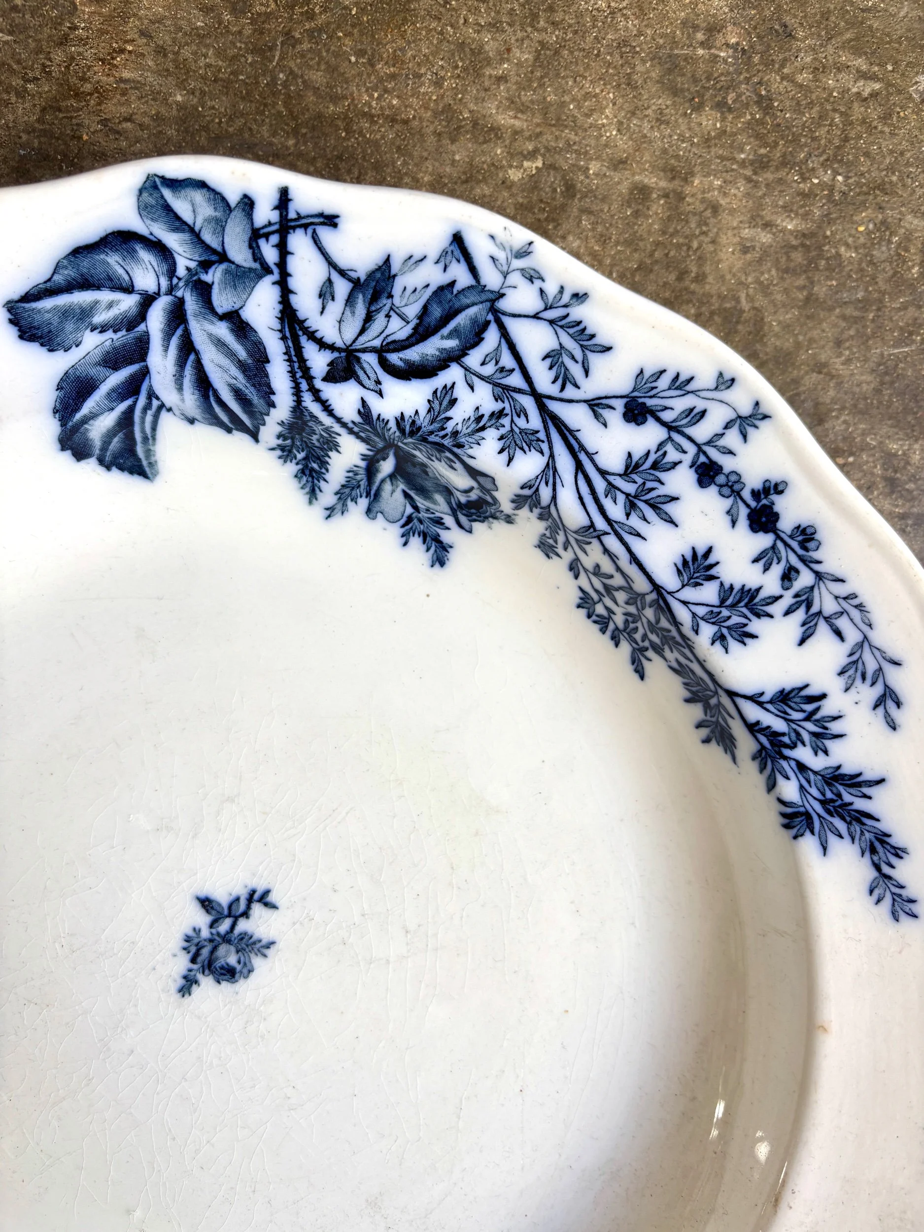 plat-rond-creux-bwm-co-florentine-terre-de-fer-blanc-bleu-vaisselle-vintage-axs-design-paris-france