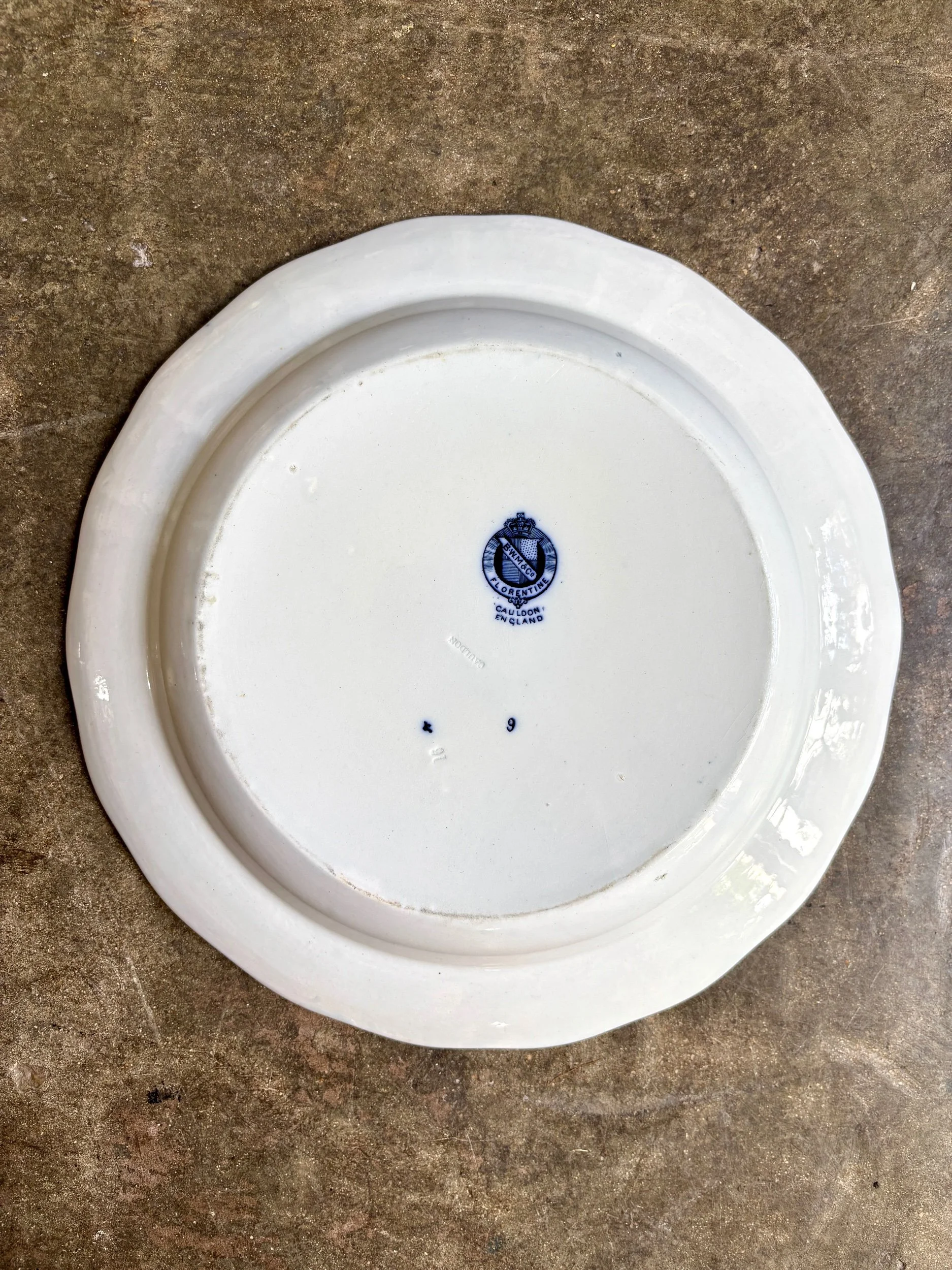 plat-rond-creux-bwm-co-florentine-terre-de-fer-blanc-bleu-vaisselle-vintage-axs-design-paris-france