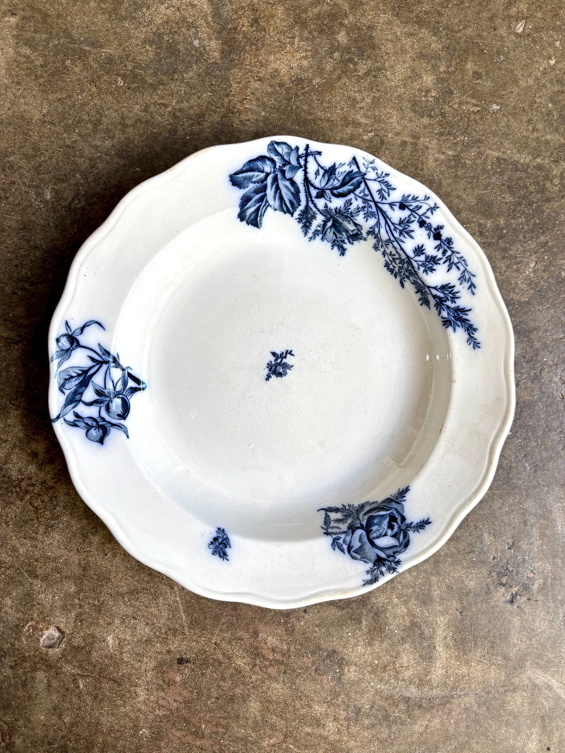 plat-rond-creux-bwm-co-florentine-terre-de-fer-blanc-bleu-vaisselle-vintage-axs-design-paris-france