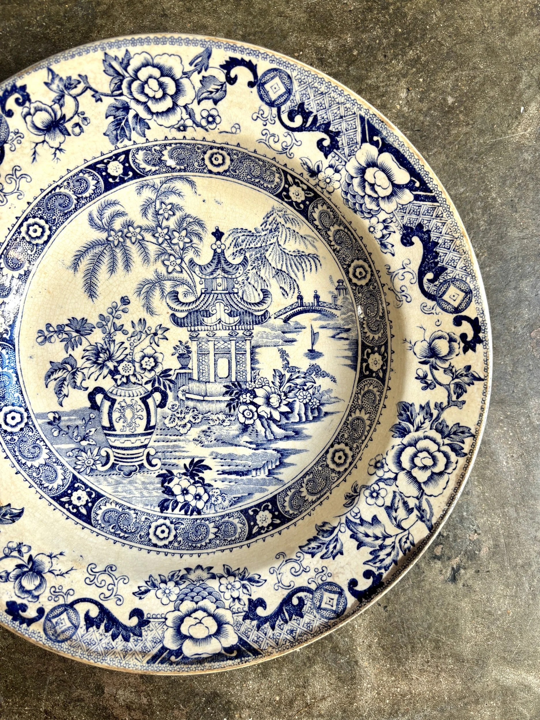 plat-rond-creux-creil-montereau-terre-de-fer-blanc-bleu-vaisselle-vintage-axs-design-paris-france